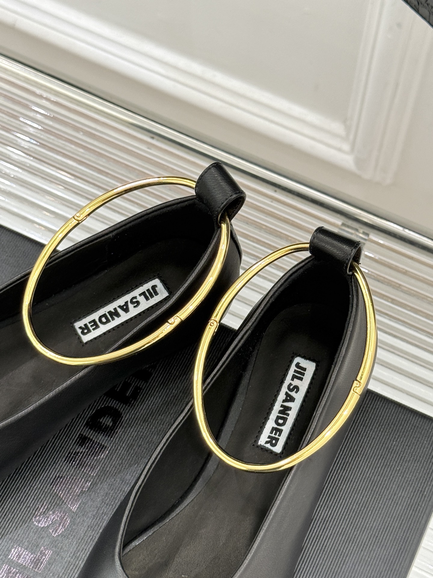 Jil Sander/吉尔桑达26WF新品镂空脚环平底芭蕾舞鞋以极简美学重构优雅日常。利落鞋型搭配精致镂