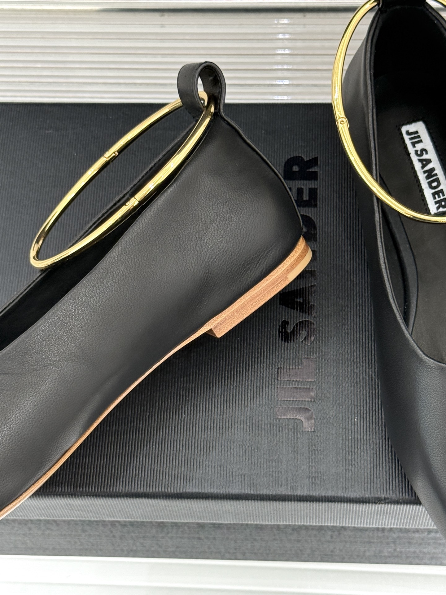 Jil Sander/吉尔桑达26WF新品镂空脚环平底芭蕾舞鞋以极简美学重构优雅日常。利落鞋型搭配精致镂