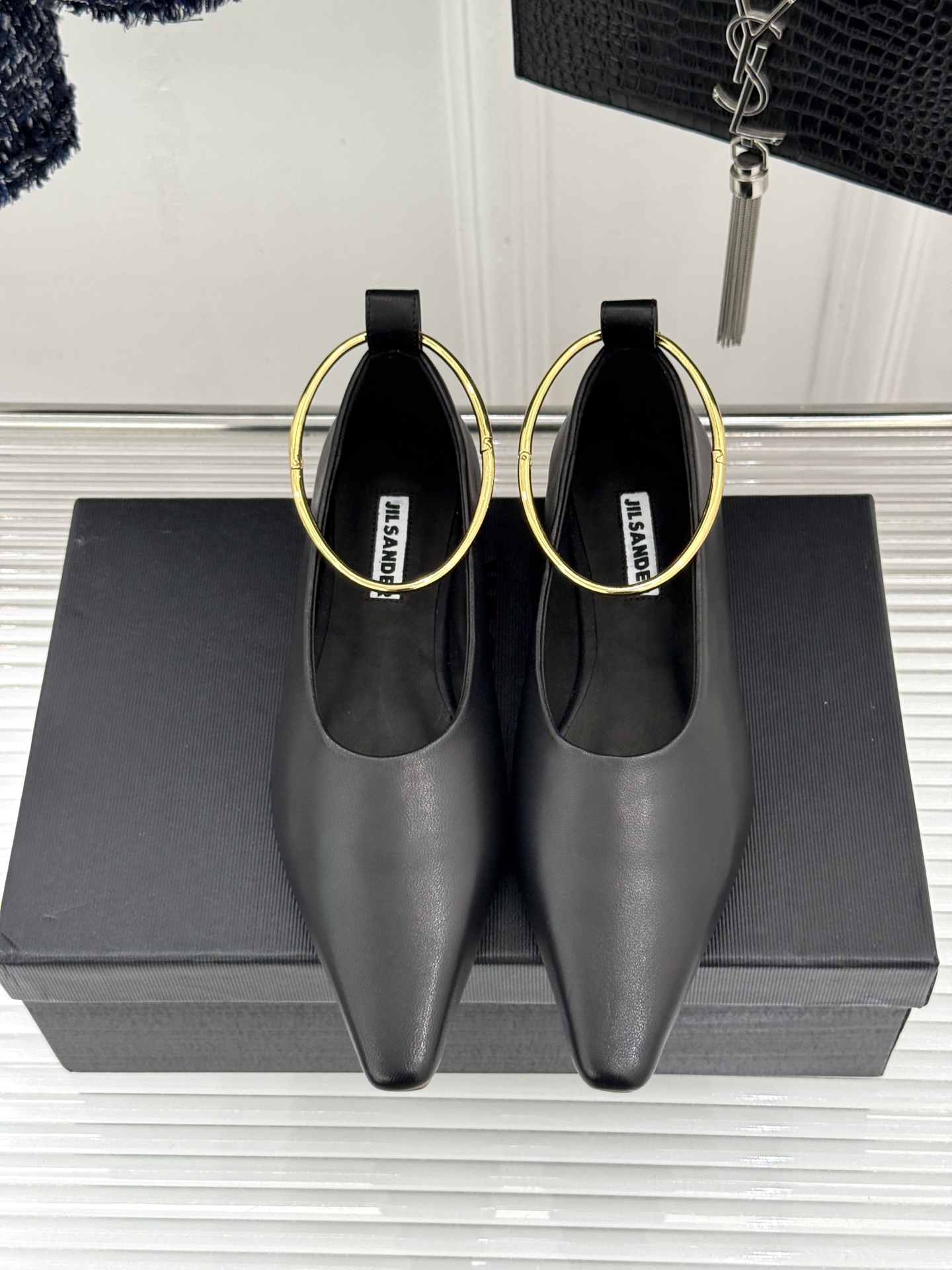 Jil Sander/吉尔桑达26WF新品镂空脚环平底芭蕾舞鞋以极简美学重构优雅日常。利落鞋型搭配精致镂