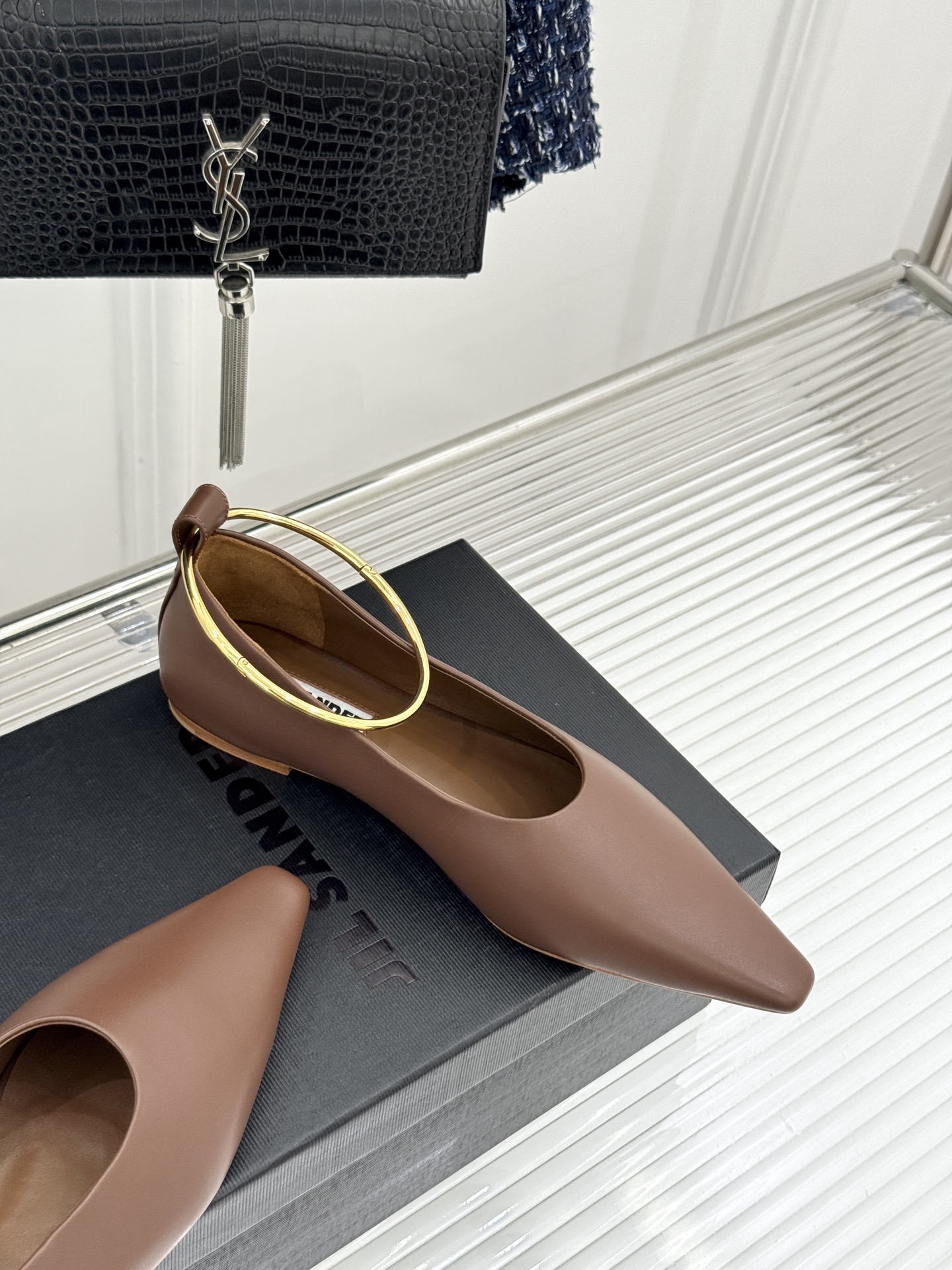 Jil Sander/吉尔桑达26WF新品镂空脚环平底芭蕾舞鞋以极简美学重构优雅日常。利落鞋型搭配精致镂