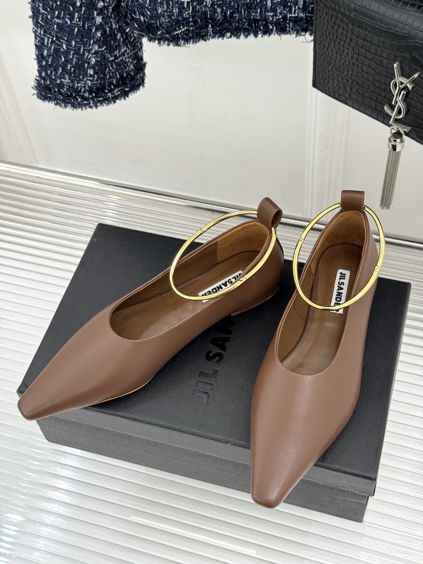 Jil Sander/吉尔桑达26WF新品镂空脚环平底芭蕾舞鞋以极简美学重构优雅日常。利落鞋型搭配精致镂