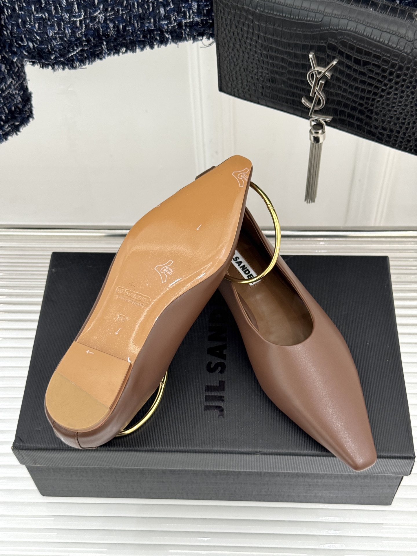 Jil Sander/吉尔桑达26WF新品镂空脚环平底芭蕾舞鞋以极简美学重构优雅日常。利落鞋型搭配精致镂