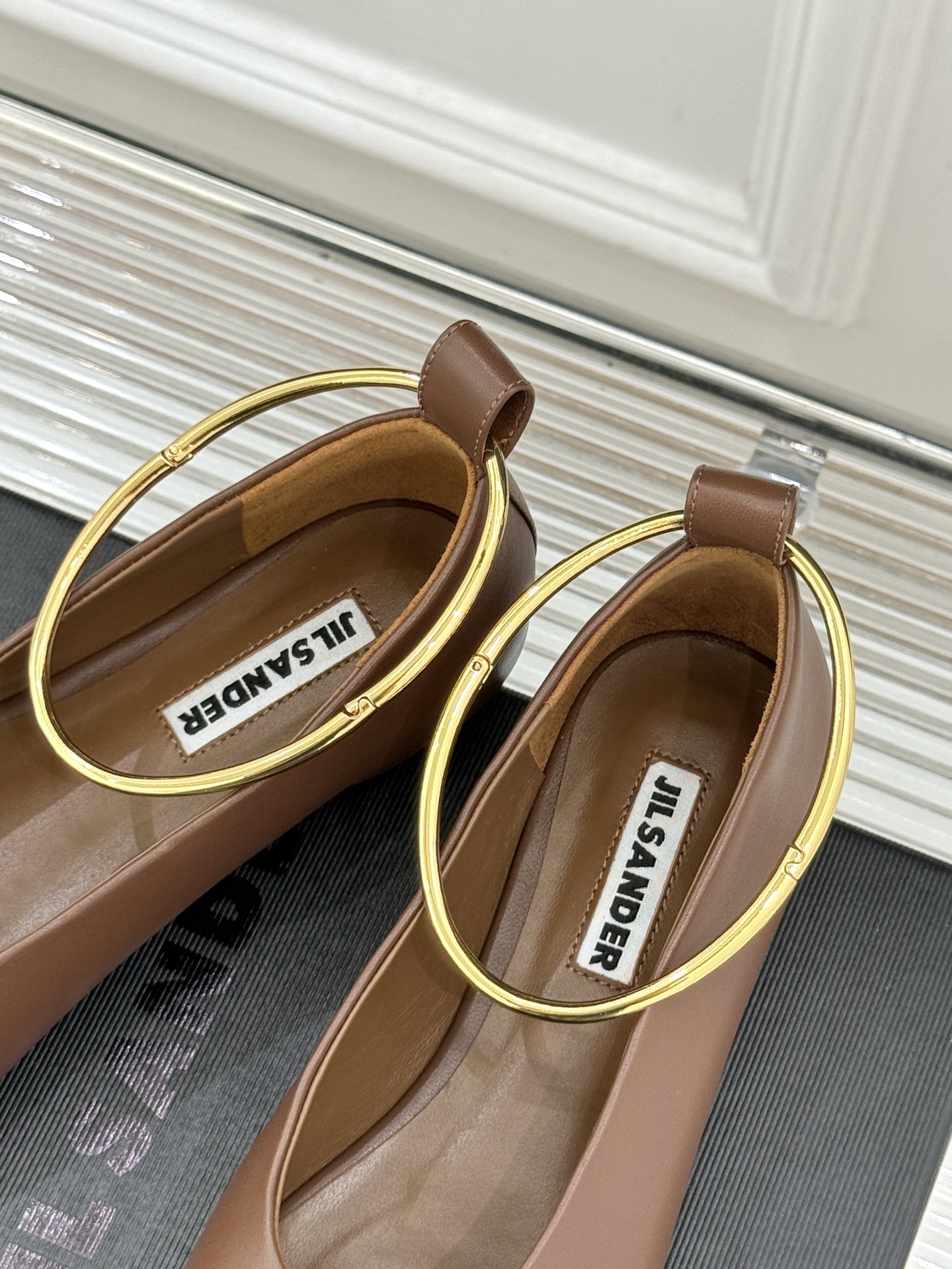 Jil Sander/吉尔桑达26WF新品镂空脚环平底芭蕾舞鞋以极简美学重构优雅日常。利落鞋型搭配精致镂