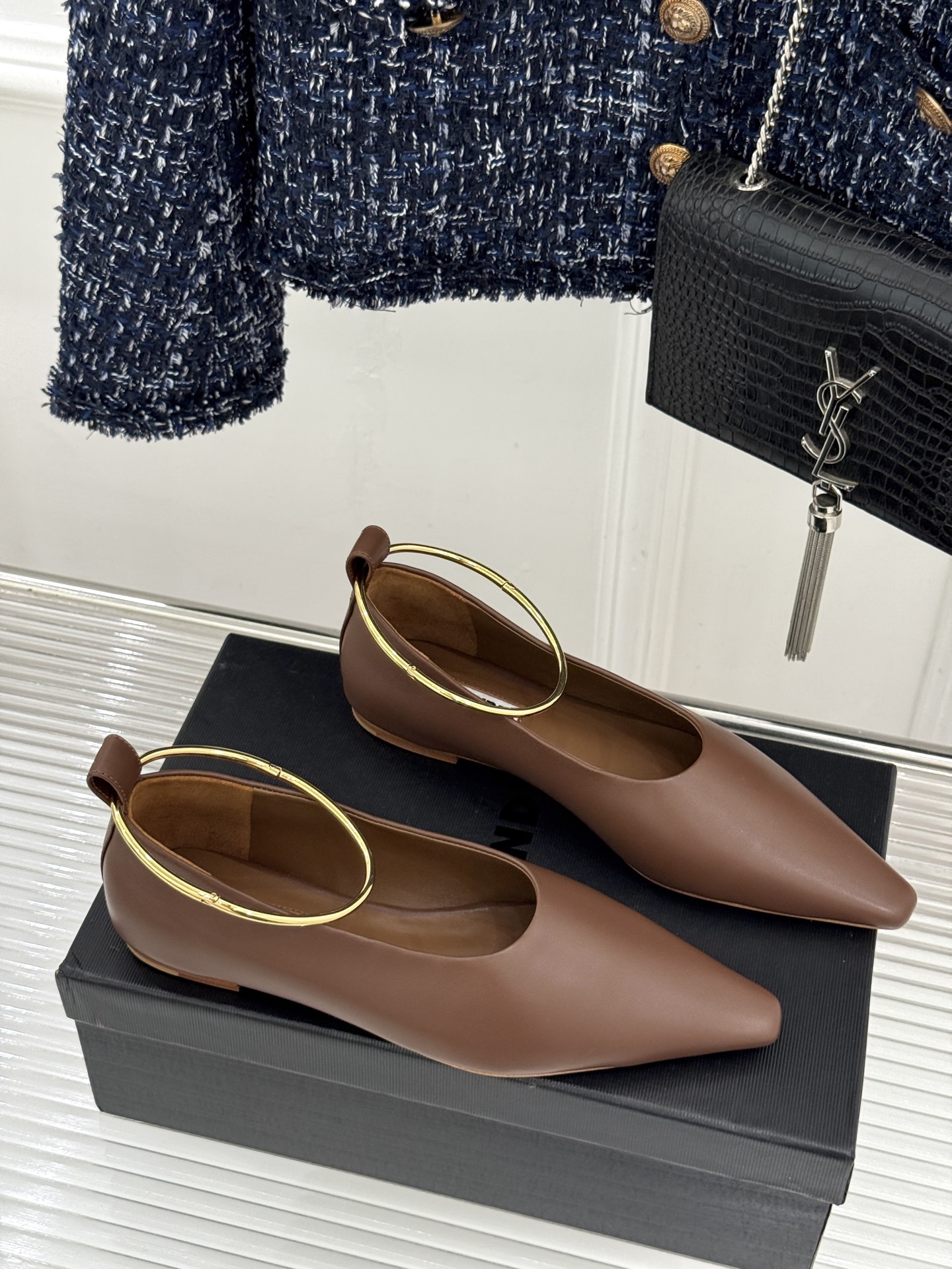 Jil Sander/吉尔桑达26WF新品镂空脚环平底芭蕾舞鞋以极简美学重构优雅日常。利落鞋型搭配精致镂