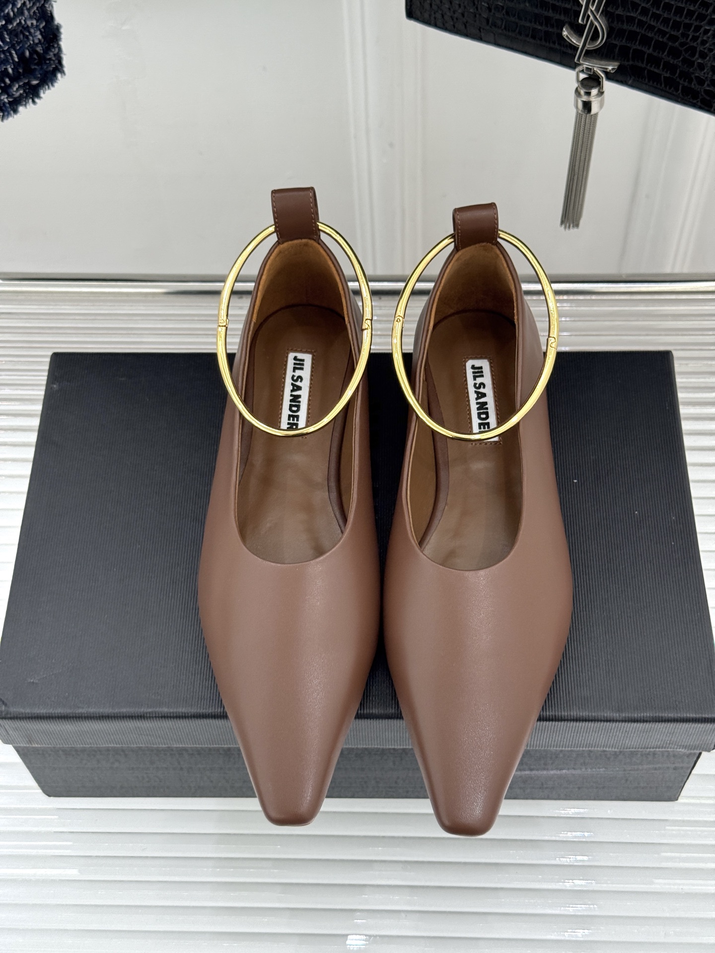 Jil Sander/吉尔桑达26WF新品镂空脚环平底芭蕾舞鞋以极简美学重构优雅日常。利落鞋型搭配精致镂