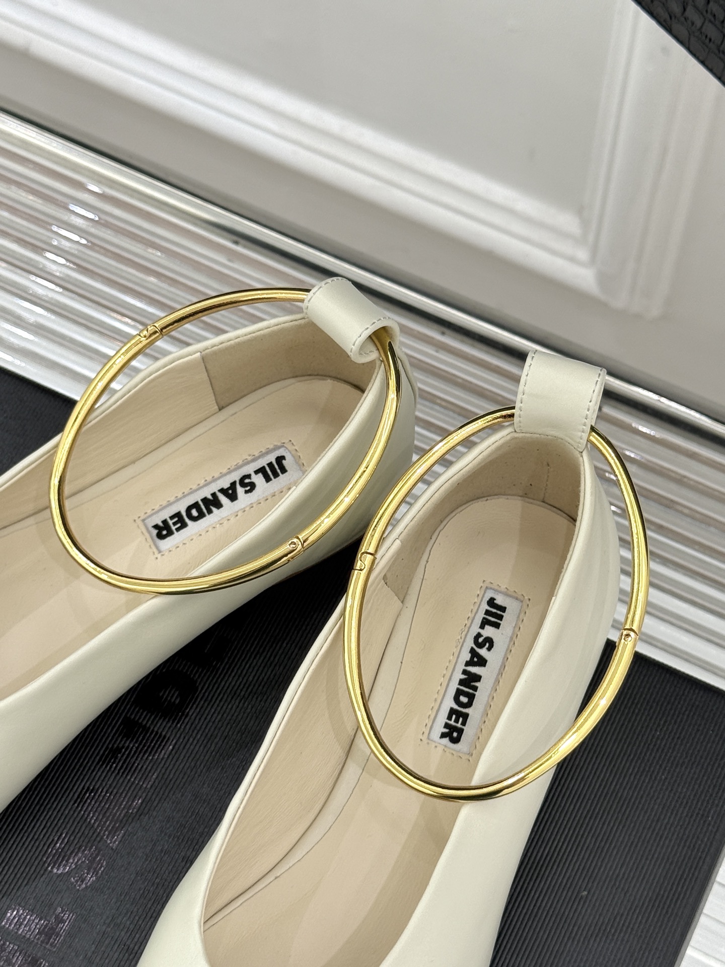 Jil Sander/吉尔桑达26WF新品镂空脚环平底芭蕾舞鞋以极简美学重构优雅日常。利落鞋型搭配精致镂