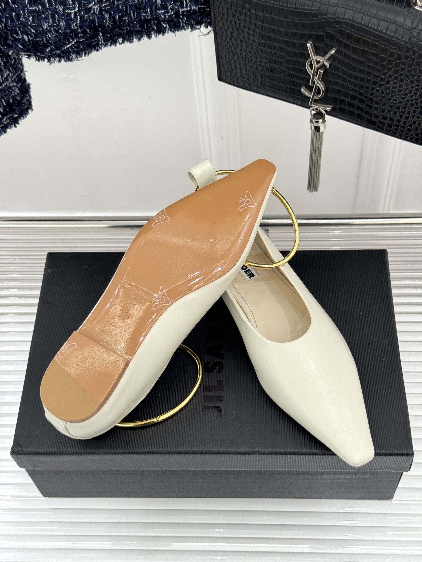 Jil Sander/吉尔桑达26WF新品镂空脚环平底芭蕾舞鞋以极简美学重构优雅日常。利落鞋型搭配精致镂