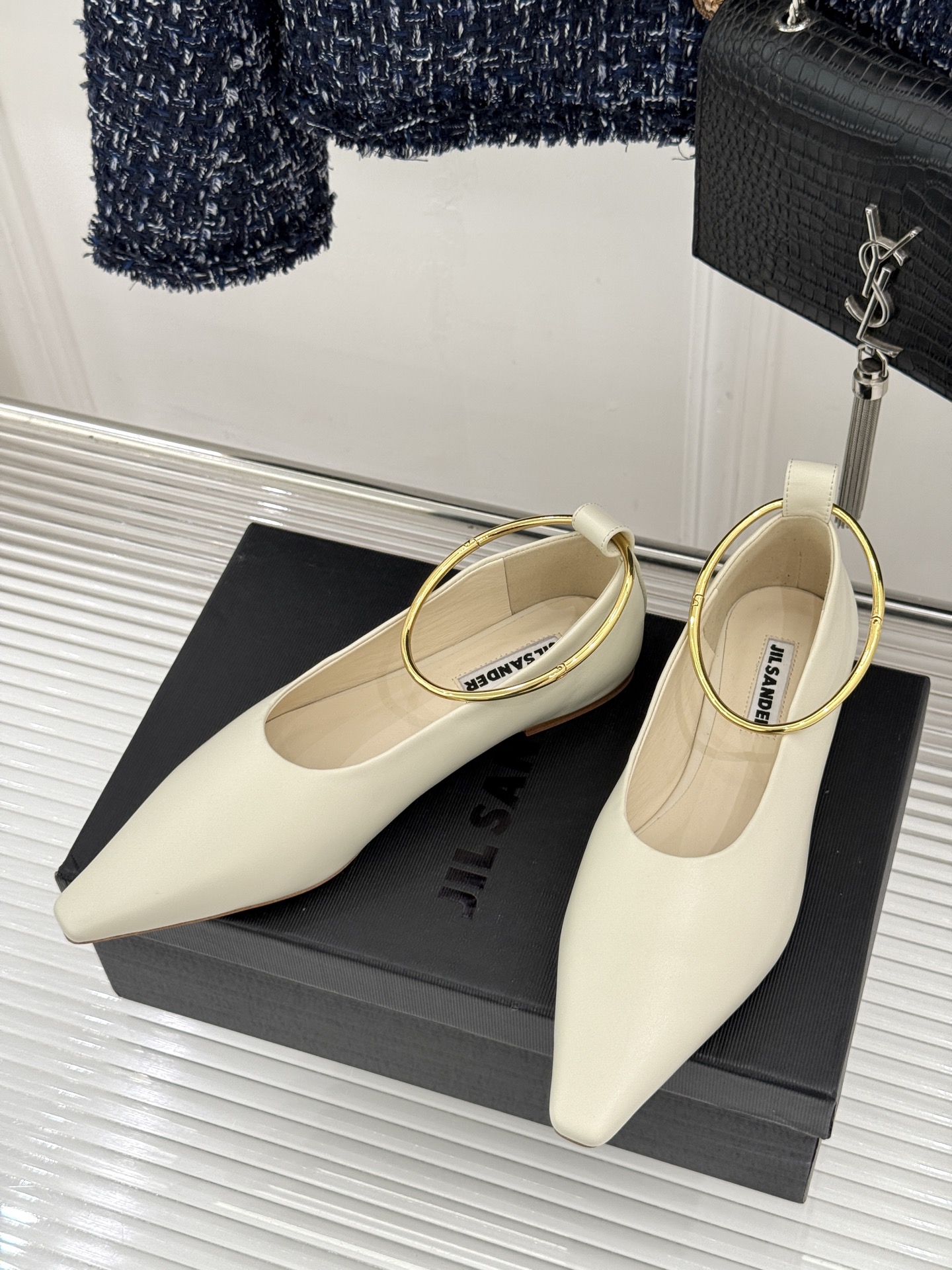 Jil Sander/吉尔桑达26WF新品镂空脚环平底芭蕾舞鞋以极简美学重构优雅日常。利落鞋型搭配精致镂