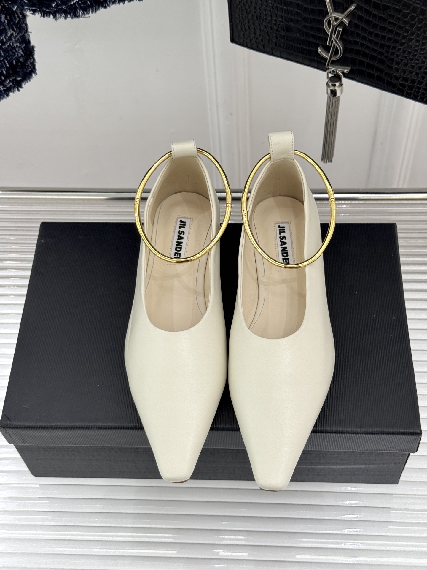 Jil Sander/吉尔桑达26WF新品镂空脚环平底芭蕾舞鞋以极简美学重构优雅日常。利落鞋型搭配精致镂