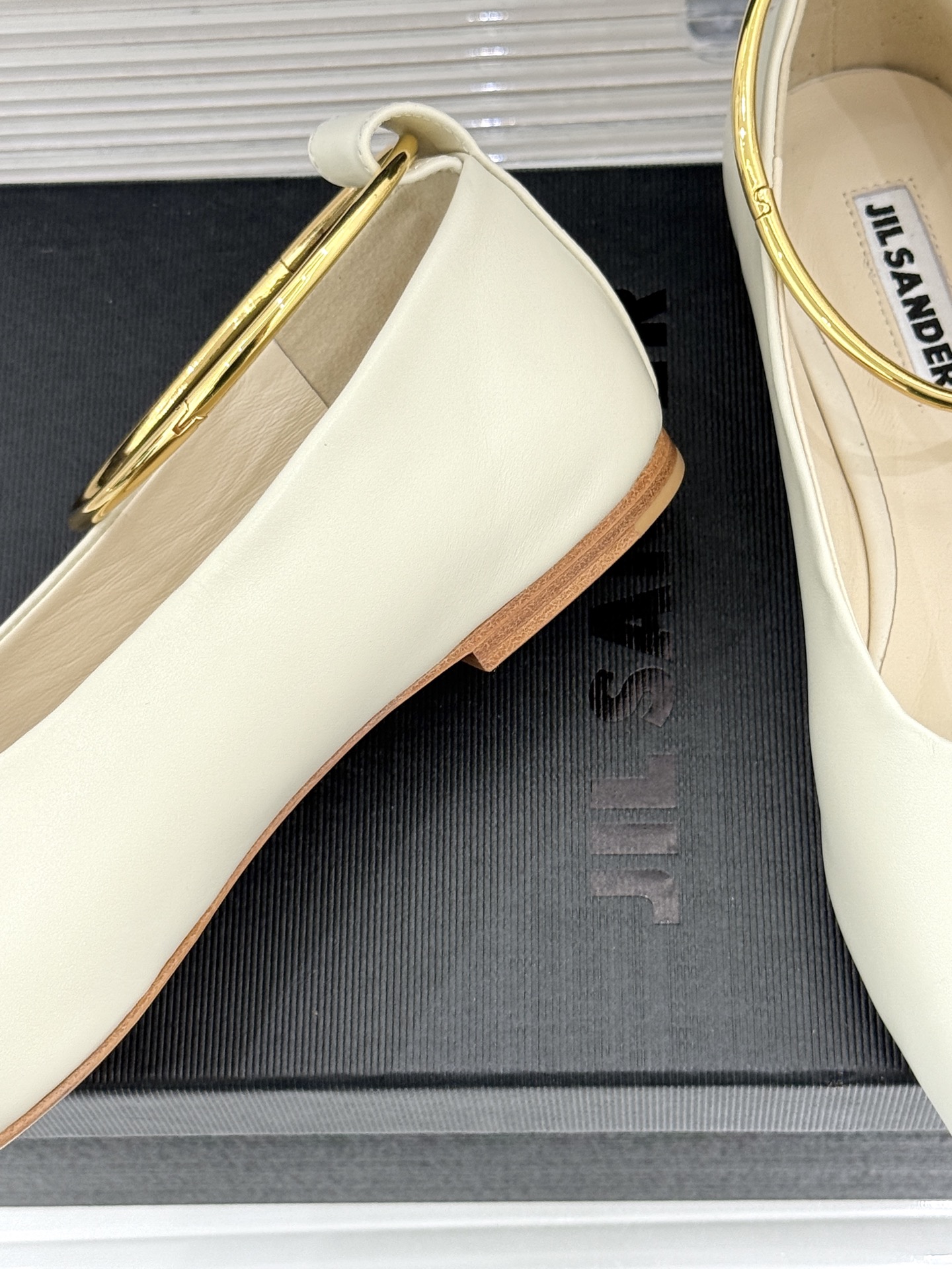 Jil Sander/吉尔桑达26WF新品镂空脚环平底芭蕾舞鞋以极简美学重构优雅日常。利落鞋型搭配精致镂