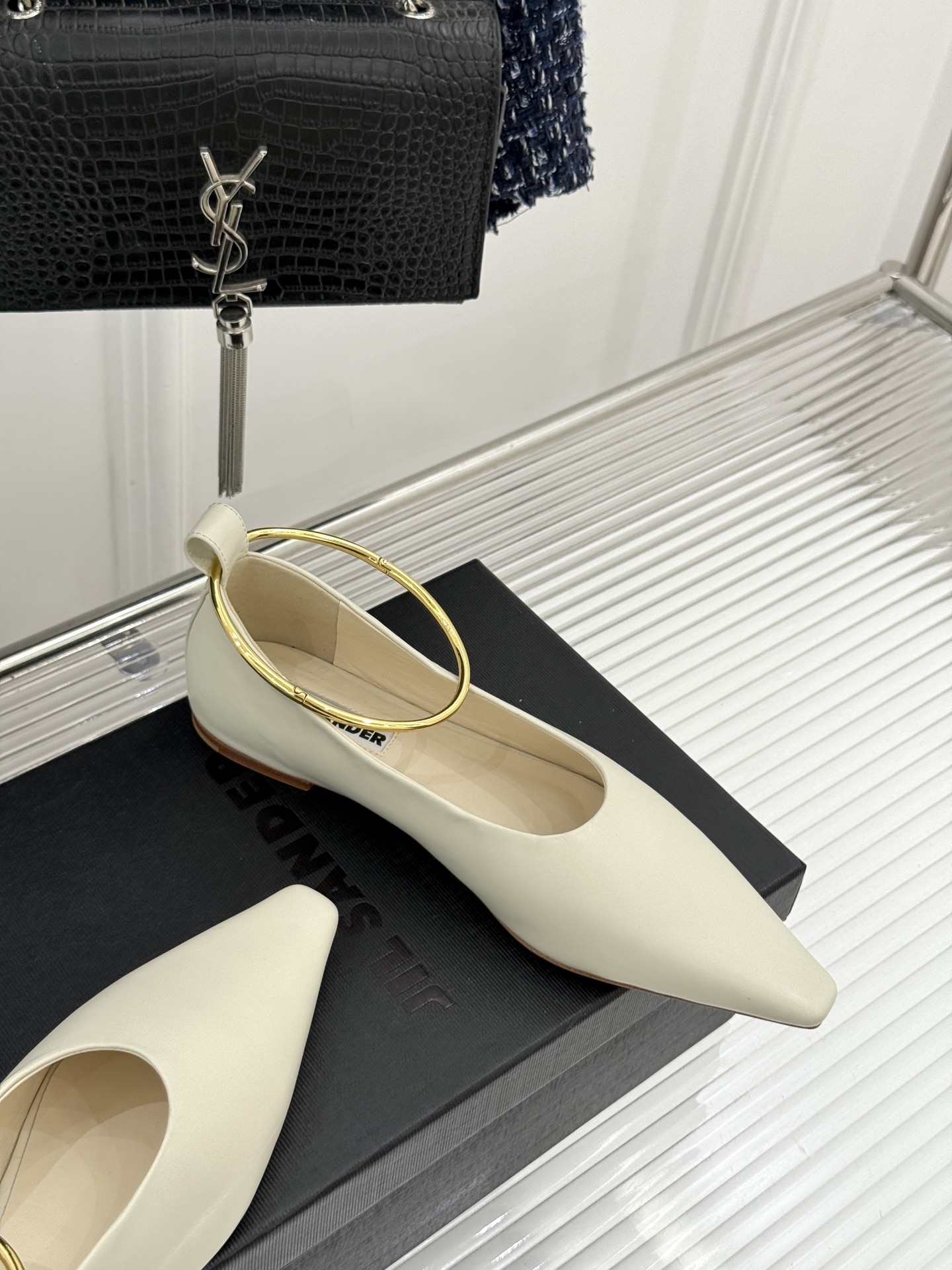 Jil Sander/吉尔桑达26WF新品镂空脚环平底芭蕾舞鞋以极简美学重构优雅日常。利落鞋型搭配精致镂