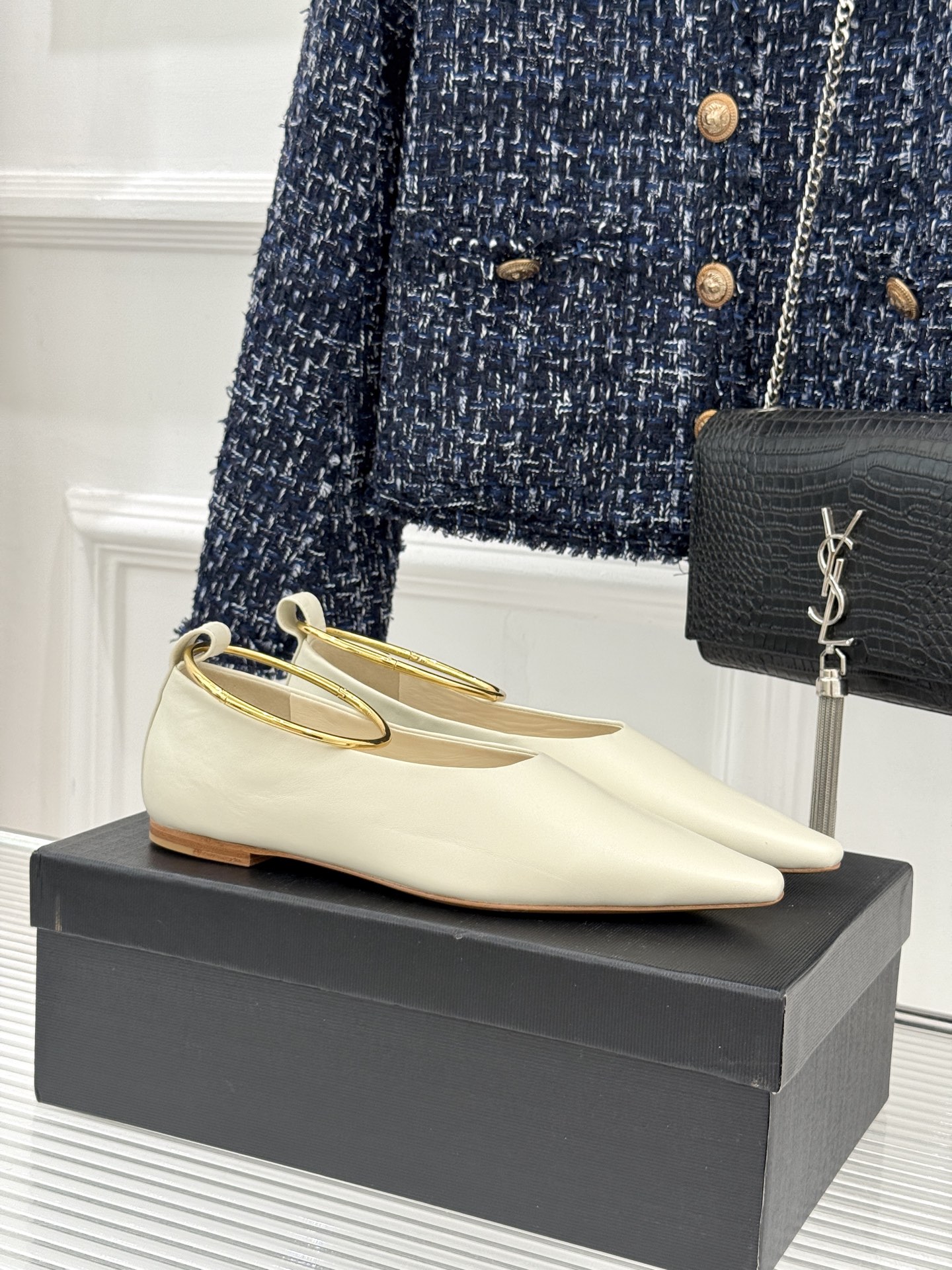 Jil Sander/吉尔桑达26WF新品镂空脚环平底芭蕾舞鞋以极简美学重构优雅日常。利落鞋型搭配精致镂