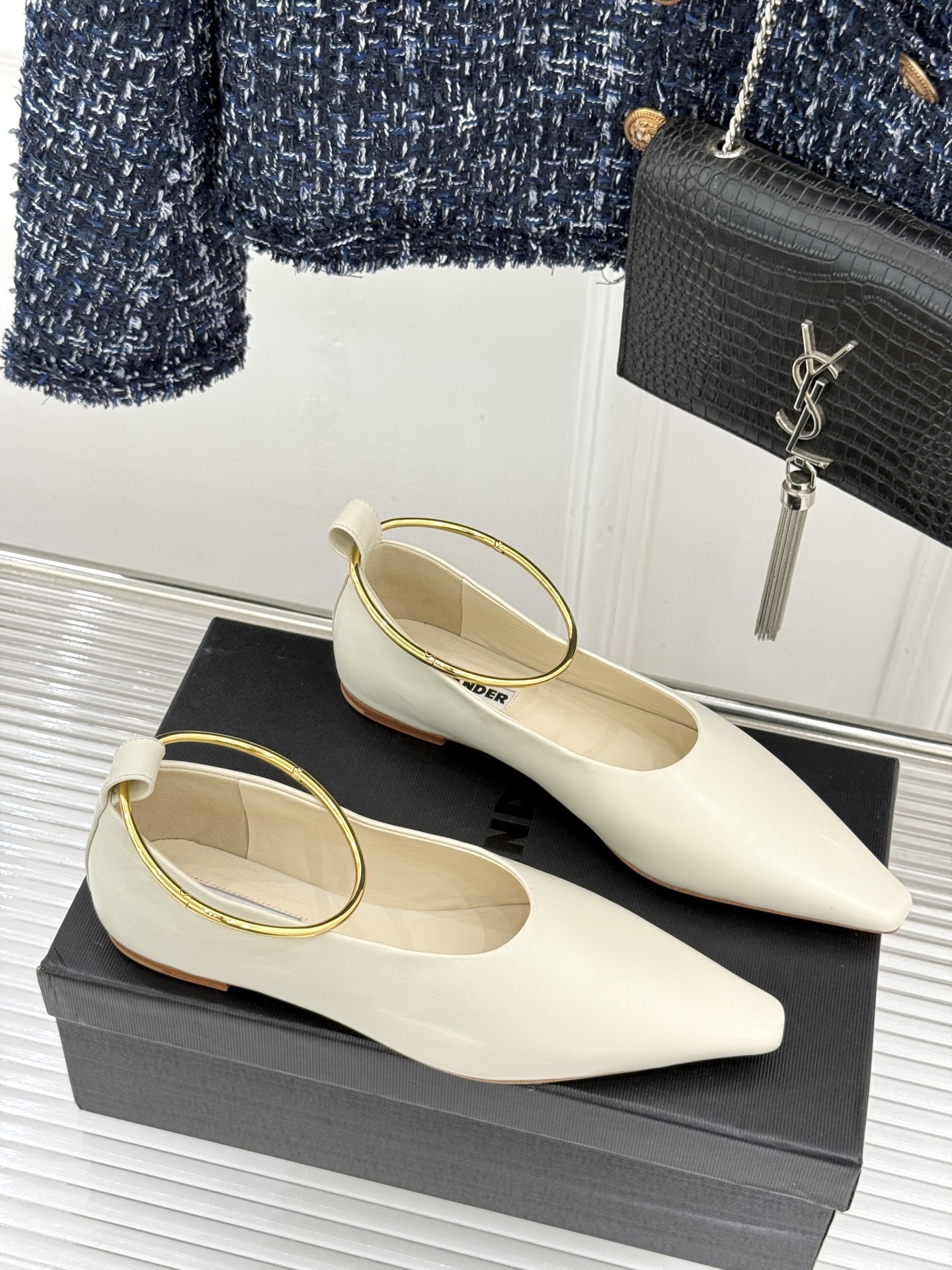 Jil Sander/吉尔桑达26WF新品镂空脚环平底芭蕾舞鞋以极简美学重构优雅日常。利落鞋型搭配精致镂