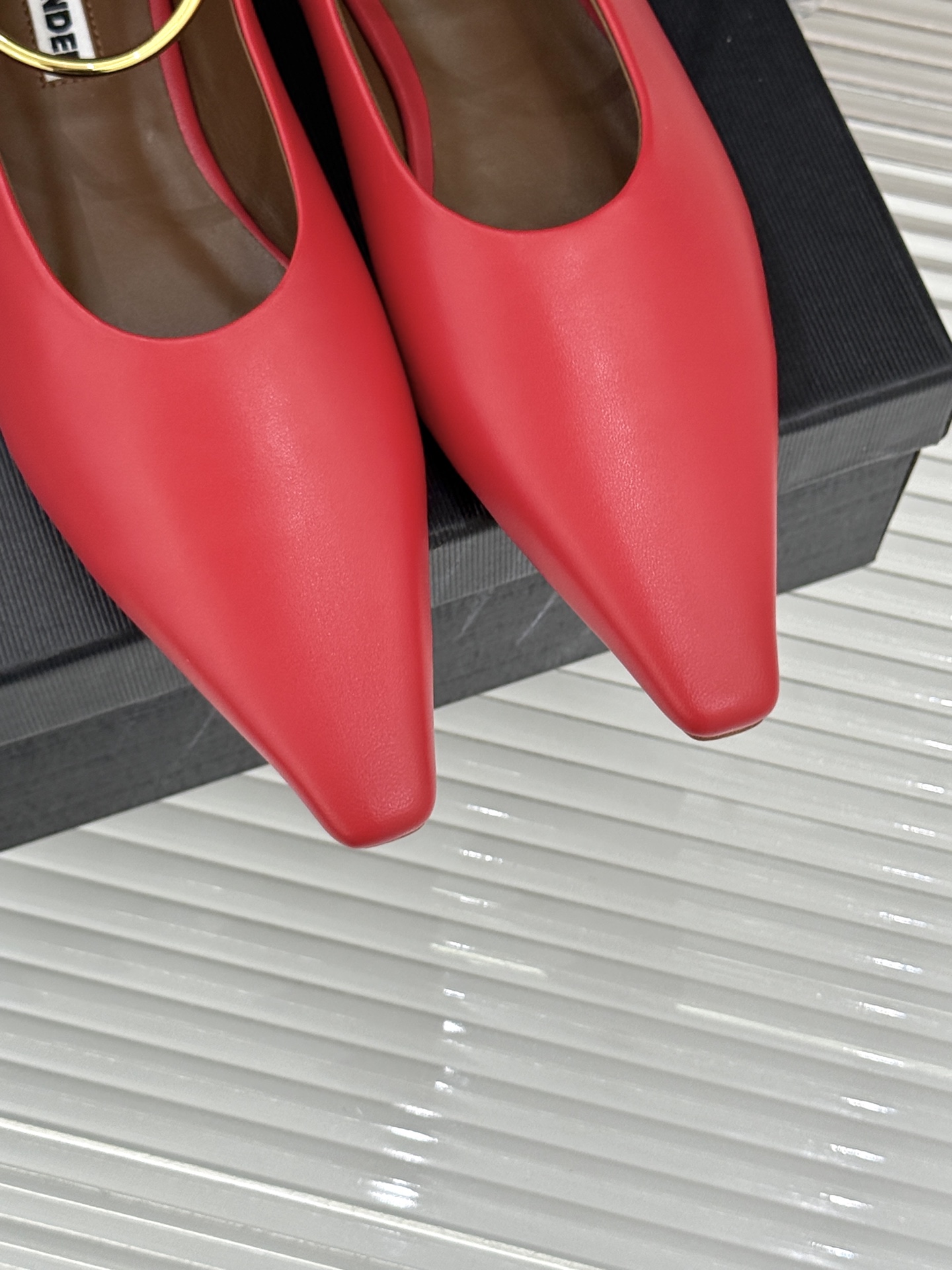 Jil Sander/吉尔桑达26WF新品镂空脚环平底芭蕾舞鞋以极简美学重构优雅日常。利落鞋型搭配精致镂