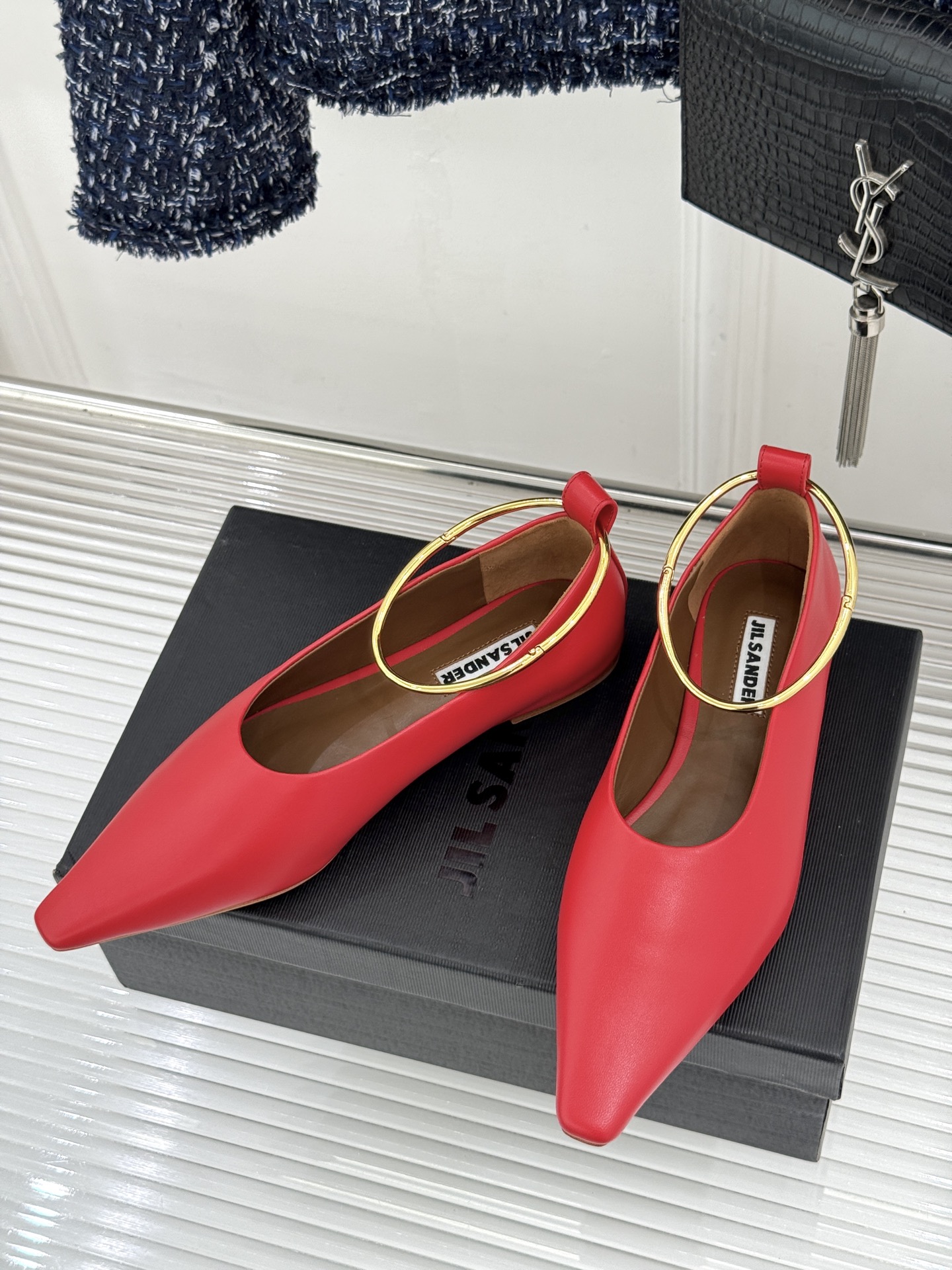 Jil Sander/吉尔桑达26WF新品镂空脚环平底芭蕾舞鞋以极简美学重构优雅日常。利落鞋型搭配精致镂