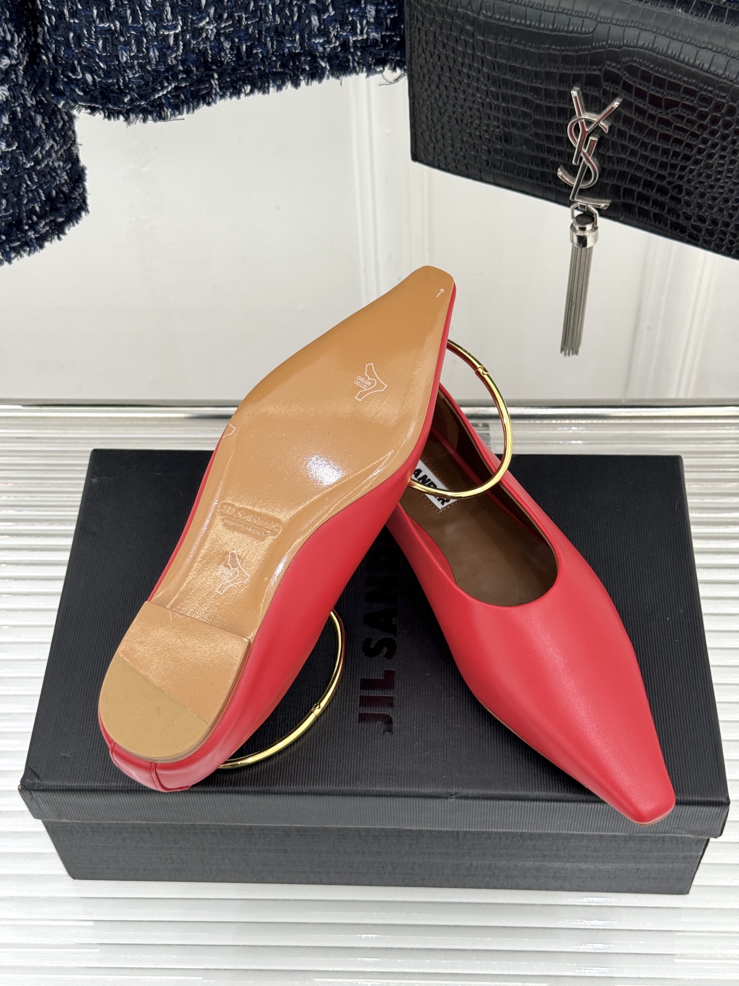 Jil Sander/吉尔桑达26WF新品镂空脚环平底芭蕾舞鞋以极简美学重构优雅日常。利落鞋型搭配精致镂