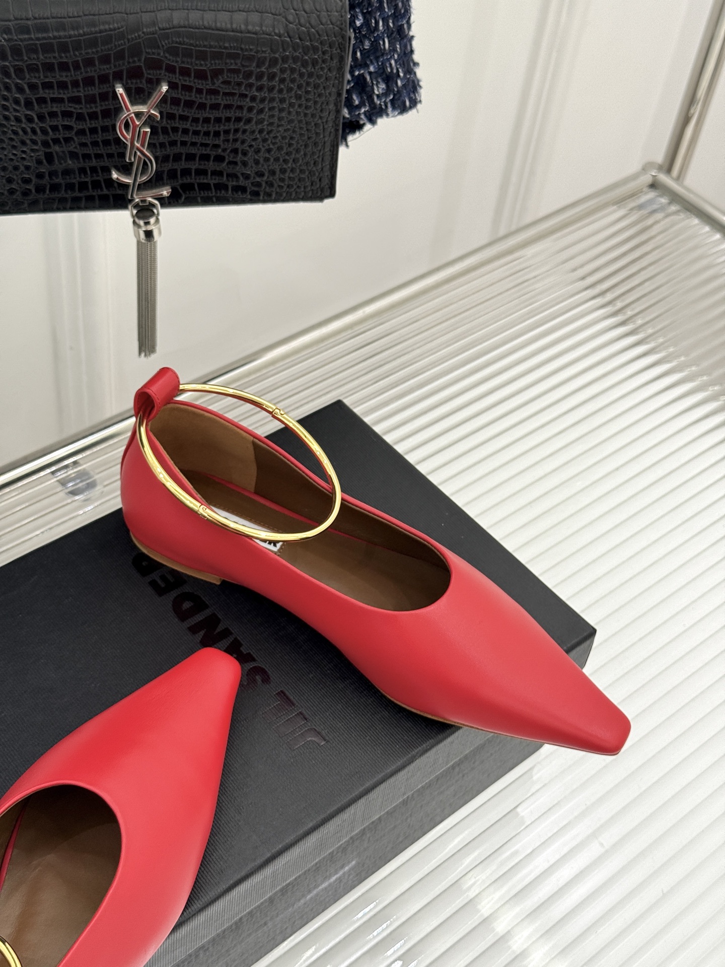 Jil Sander/吉尔桑达26WF新品镂空脚环平底芭蕾舞鞋以极简美学重构优雅日常。利落鞋型搭配精致镂