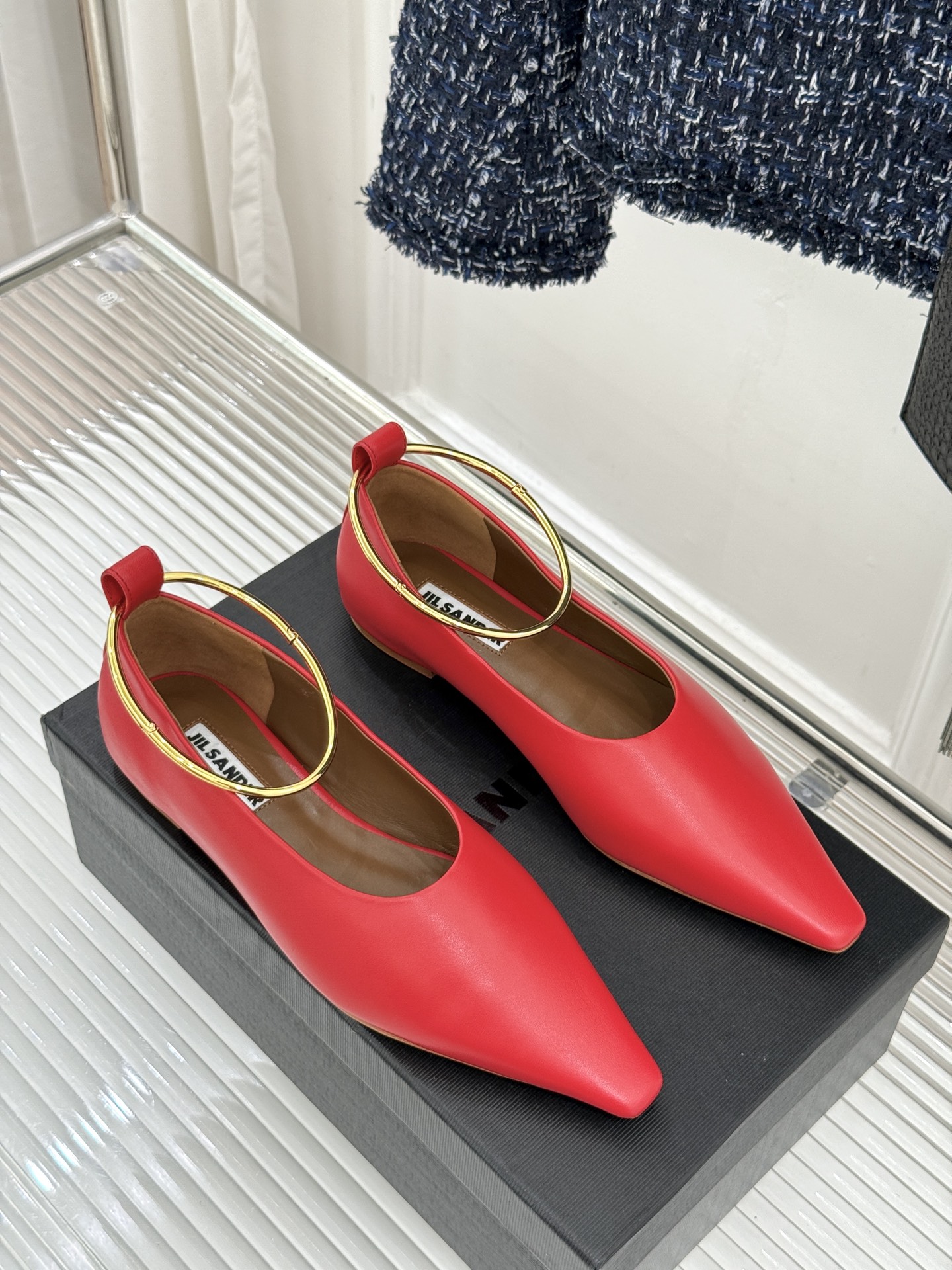 Jil Sander/吉尔桑达26WF新品镂空脚环平底芭蕾舞鞋以极简美学重构优雅日常。利落鞋型搭配精致镂