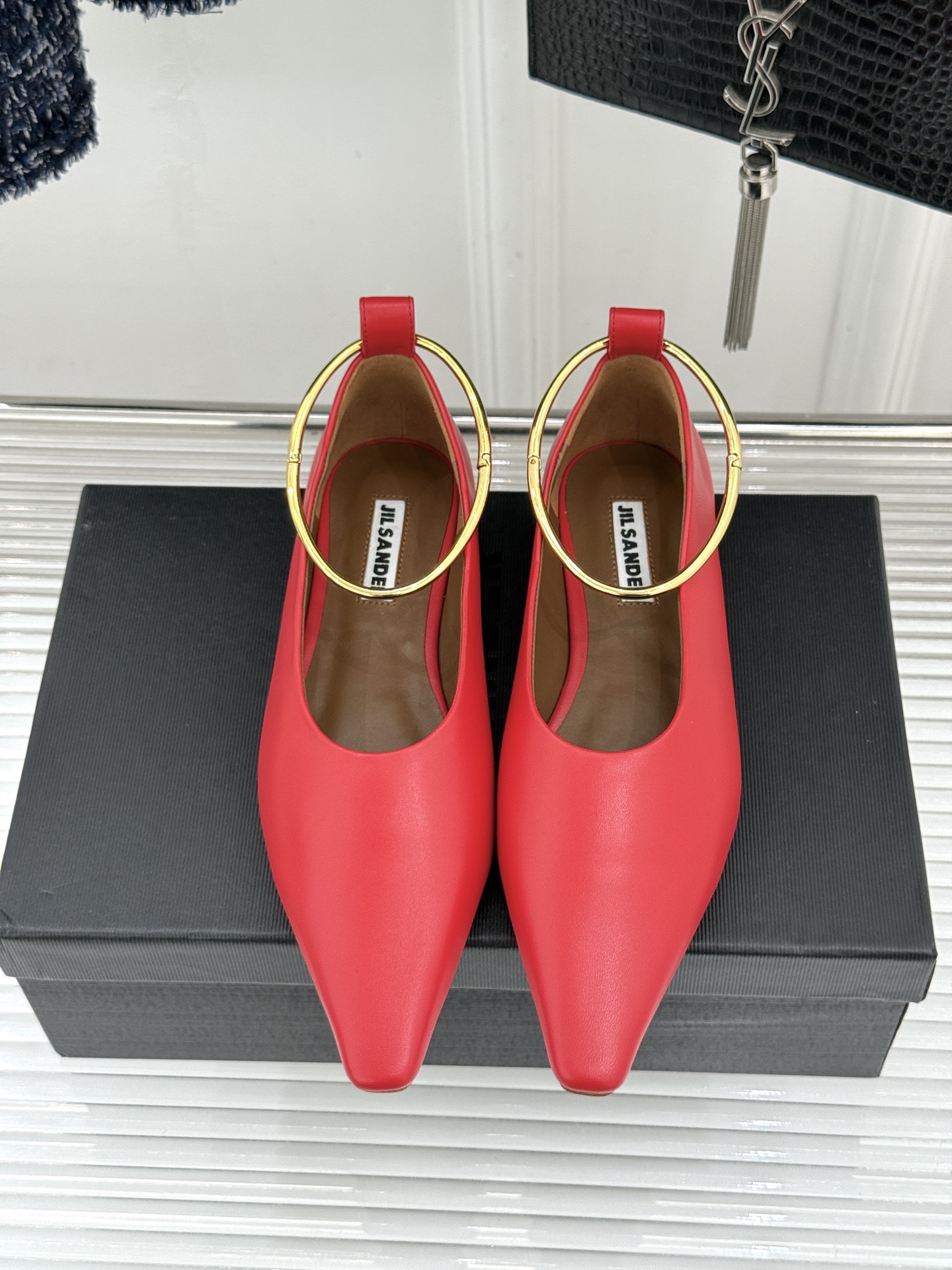 Jil Sander/吉尔桑达26WF新品镂空脚环平底芭蕾舞鞋以极简美学重构优雅日常。利落鞋型搭配精致镂