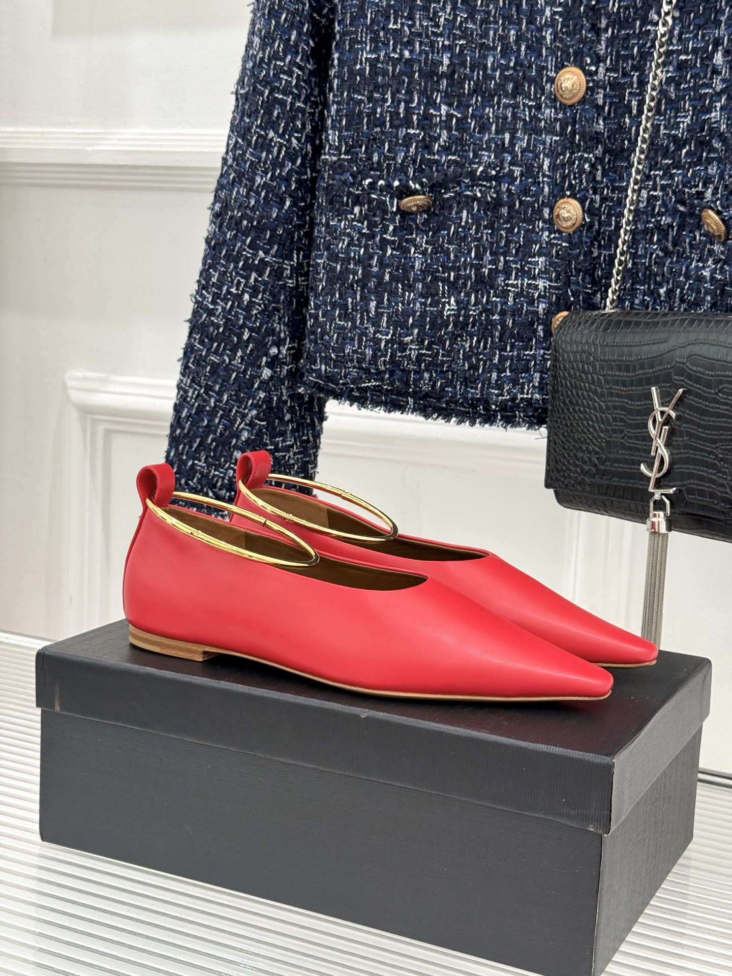 Jil Sander/吉尔桑达26WF新品镂空脚环平底芭蕾舞鞋以极简美学重构优雅日常。利落鞋型搭配精致镂