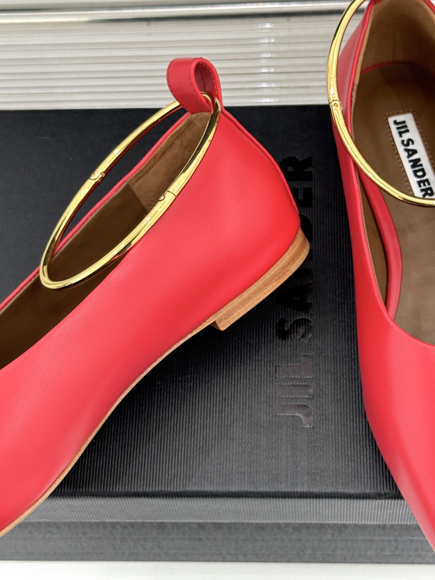 Jil Sander/吉尔桑达26WF新品镂空脚环平底芭蕾舞鞋以极简美学重构优雅日常。利落鞋型搭配精致镂