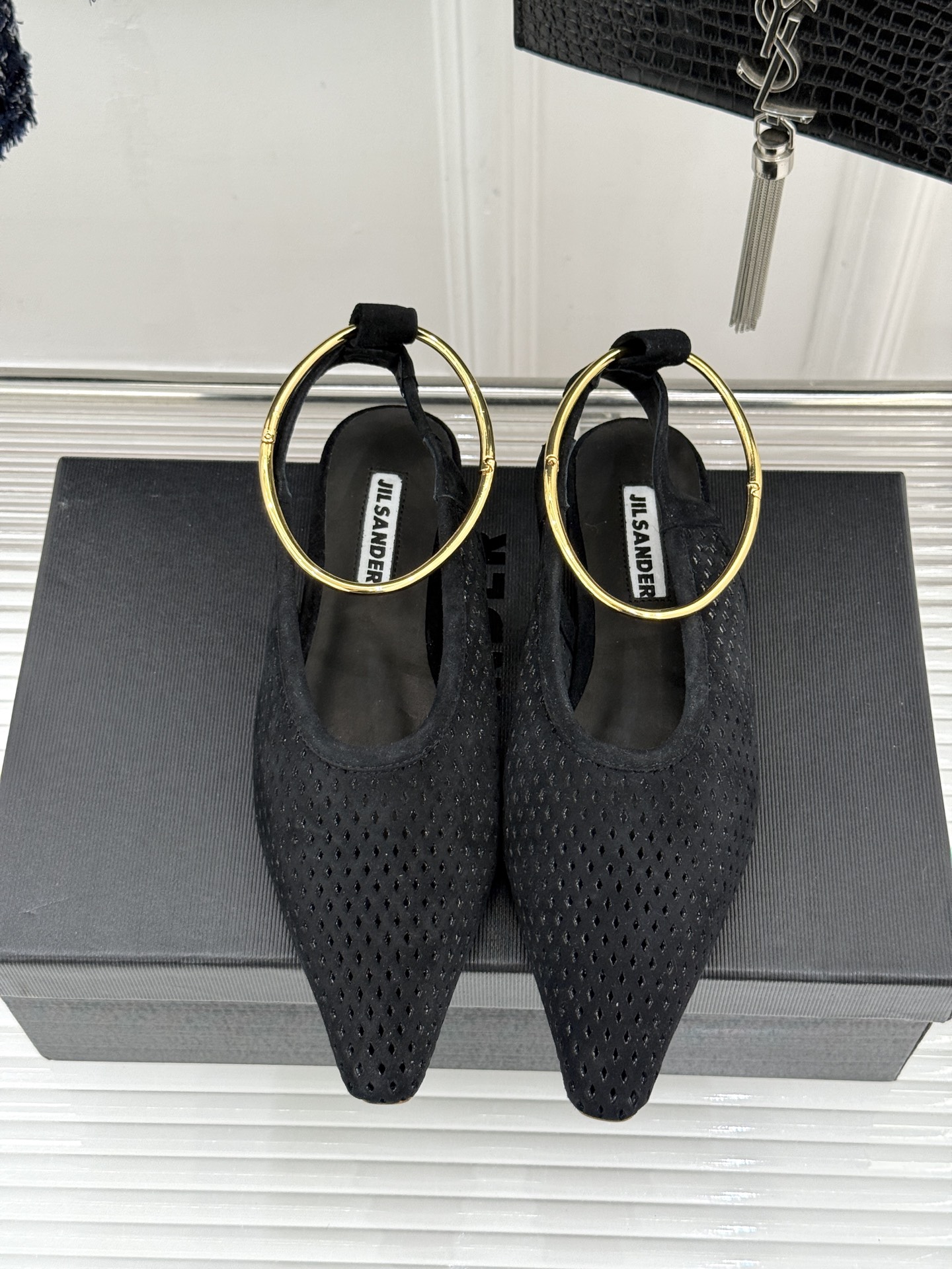 Jil Sander/吉尔桑达26WF新品镂空脚环平底芭蕾舞鞋以极简美学重构优雅日常。利落鞋型搭配精致镂