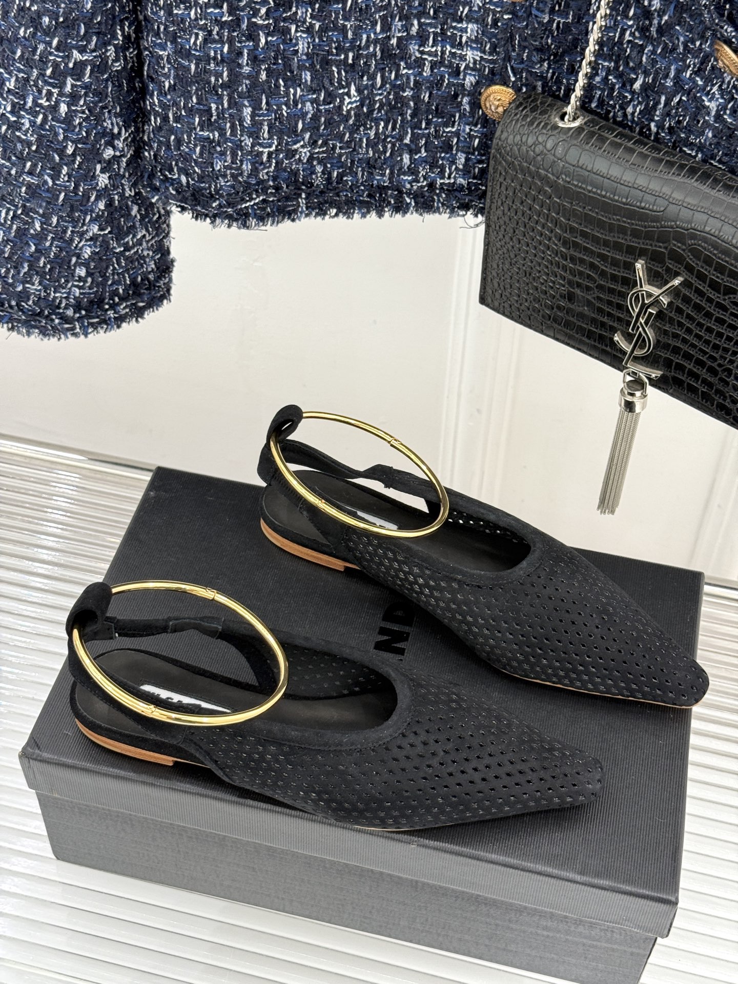 Jil Sander/吉尔桑达26WF新品镂空脚环平底芭蕾舞鞋以极简美学重构优雅日常。利落鞋型搭配精致镂