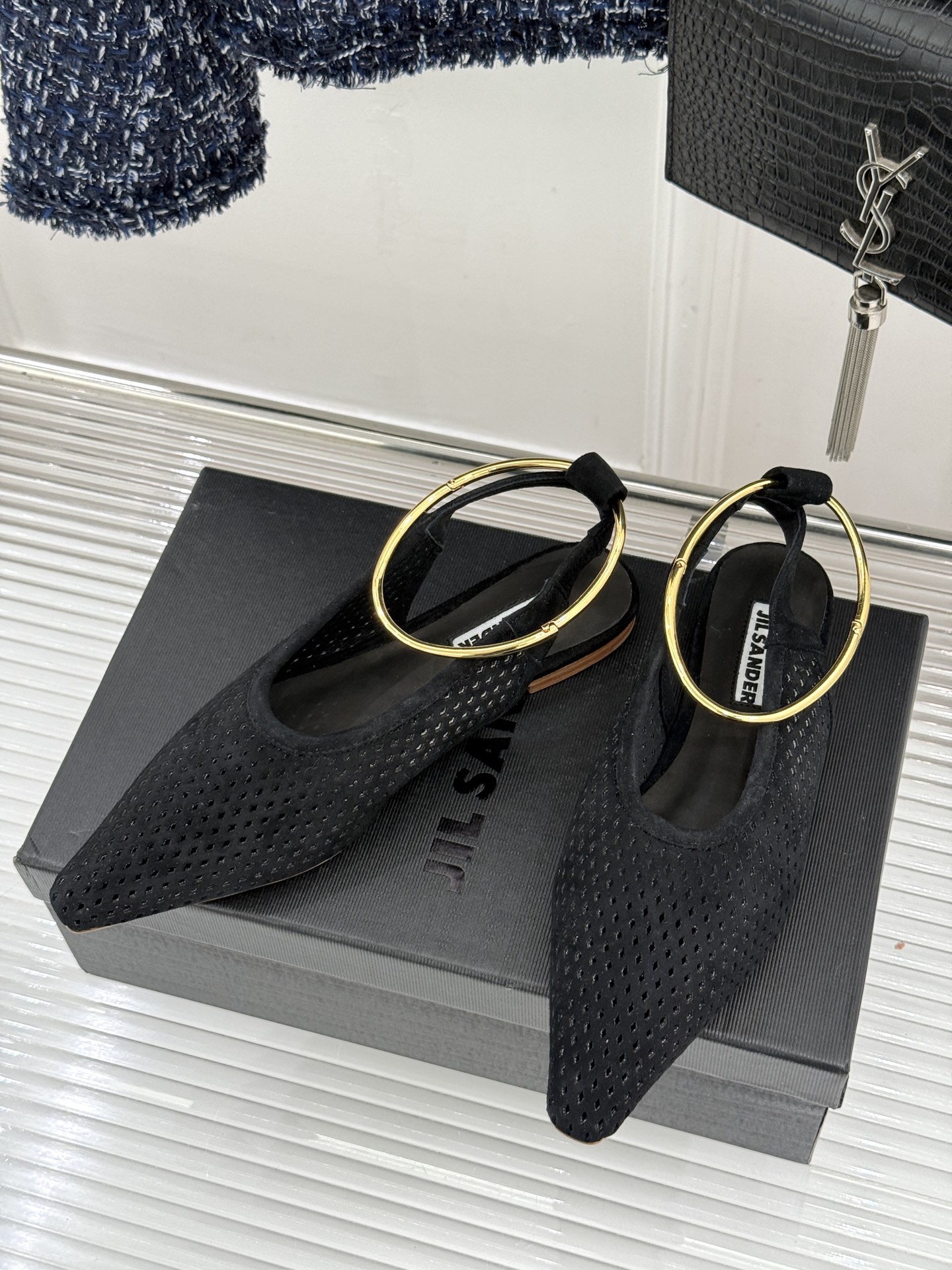 Jil Sander/吉尔桑达26WF新品镂空脚环平底芭蕾舞鞋以极简美学重构优雅日常。利落鞋型搭配精致镂