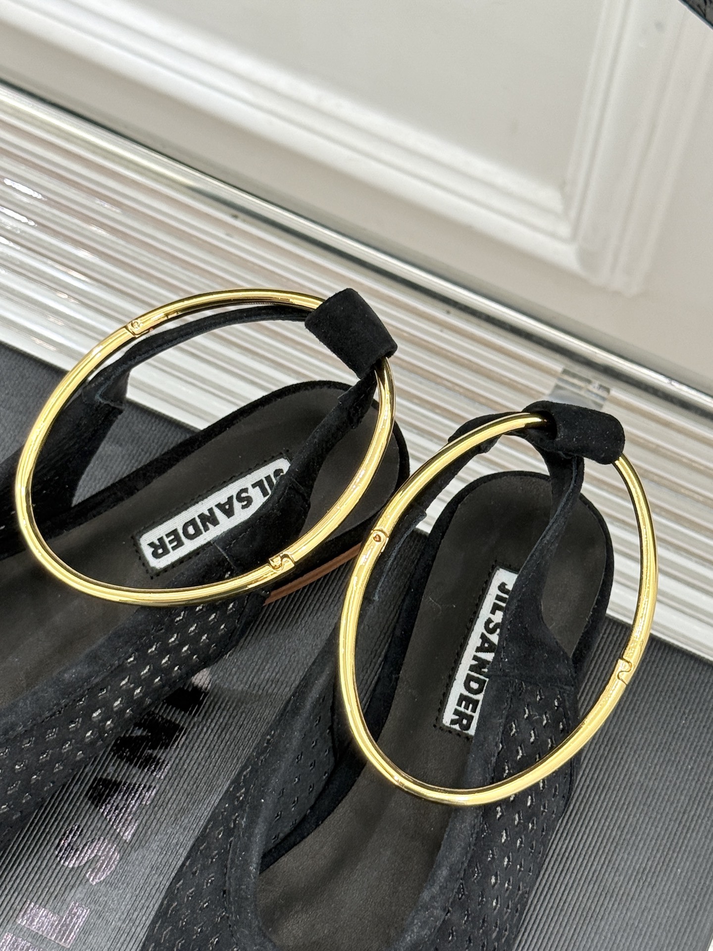 Jil Sander/吉尔桑达26WF新品镂空脚环平底芭蕾舞鞋以极简美学重构优雅日常。利落鞋型搭配精致镂