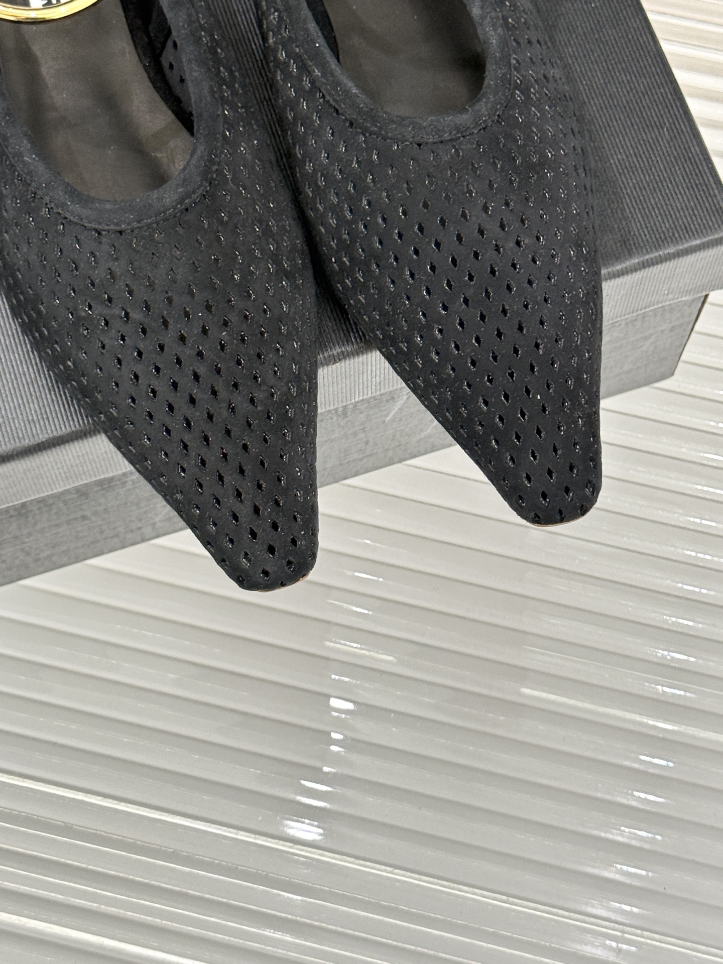 Jil Sander/吉尔桑达26WF新品镂空脚环平底芭蕾舞鞋以极简美学重构优雅日常。利落鞋型搭配精致镂