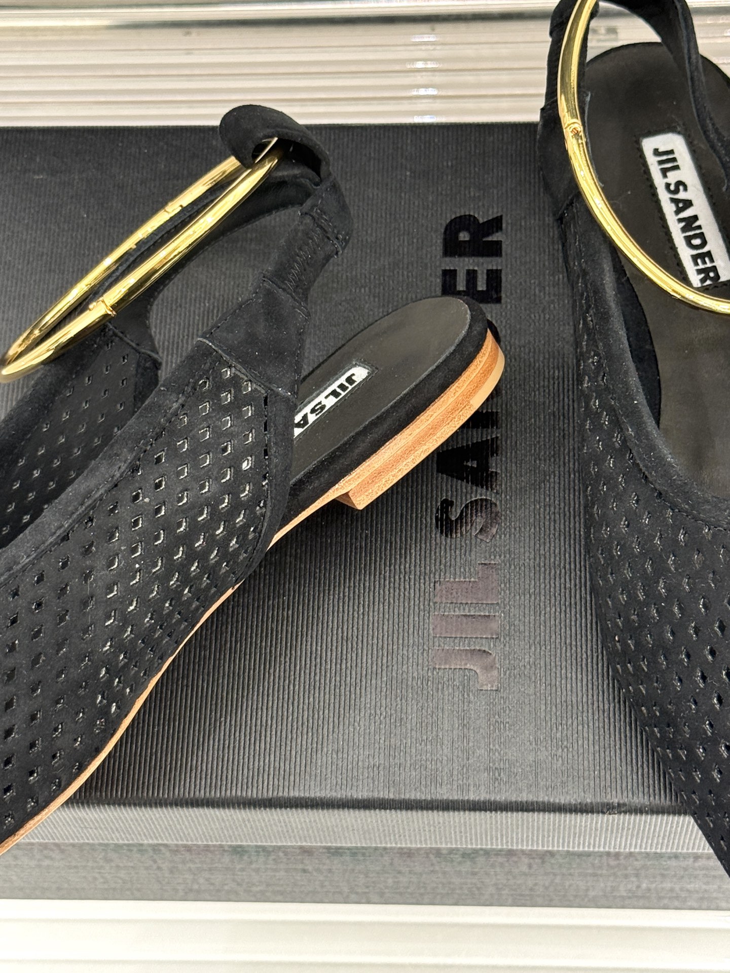 Jil Sander/吉尔桑达26WF新品镂空脚环平底芭蕾舞鞋以极简美学重构优雅日常。利落鞋型搭配精致镂