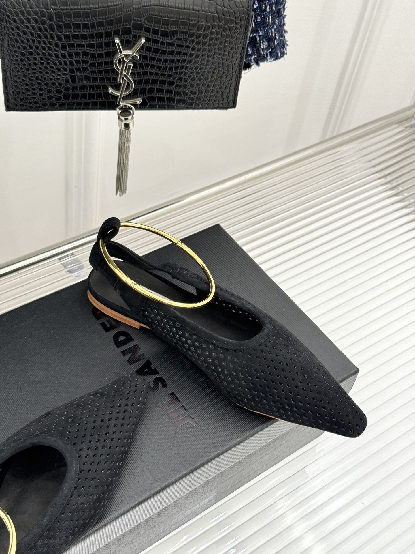 Jil Sander/吉尔桑达26WF新品镂空脚环平底芭蕾舞鞋以极简美学重构优雅日常。利落鞋型搭配精致镂