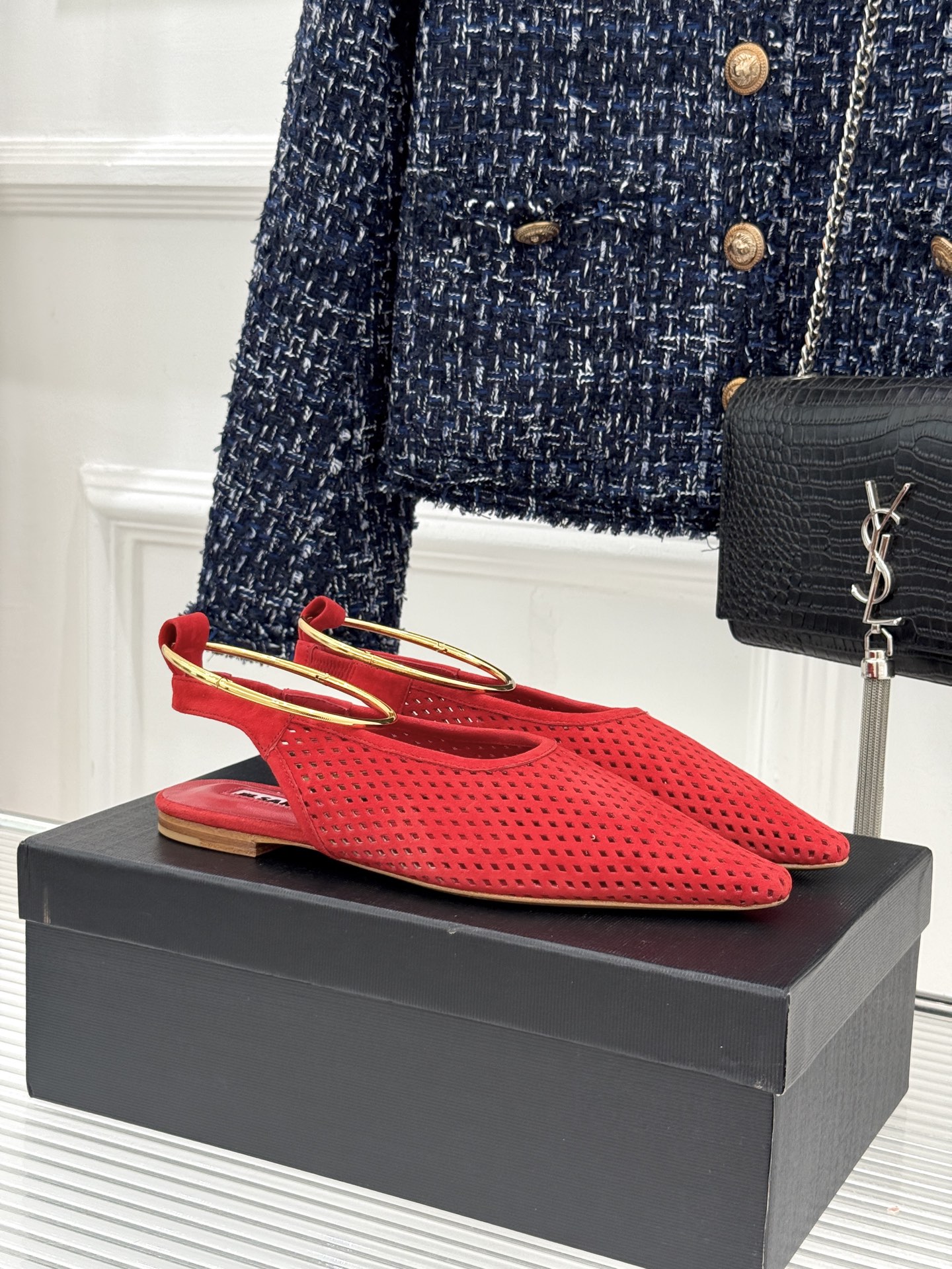 Jil Sander/吉尔桑达26WF新品镂空脚环平底芭蕾舞鞋以极简美学重构优雅日常。利落鞋型搭配精致镂