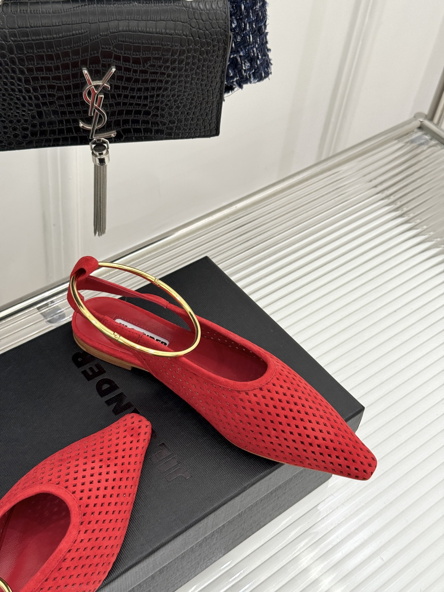 Jil Sander/吉尔桑达26WF新品镂空脚环平底芭蕾舞鞋以极简美学重构优雅日常。利落鞋型搭配精致镂