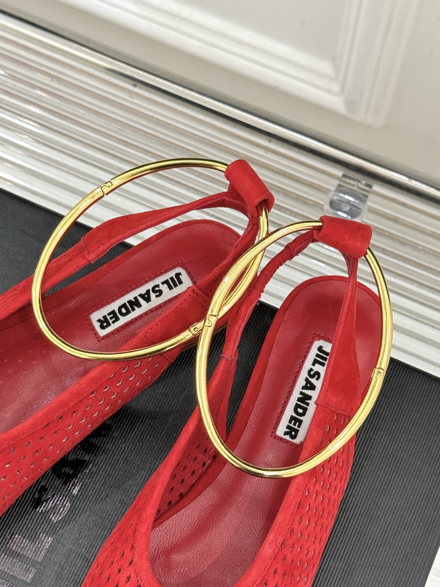 Jil Sander/吉尔桑达26WF新品镂空脚环平底芭蕾舞鞋以极简美学重构优雅日常。利落鞋型搭配精致镂