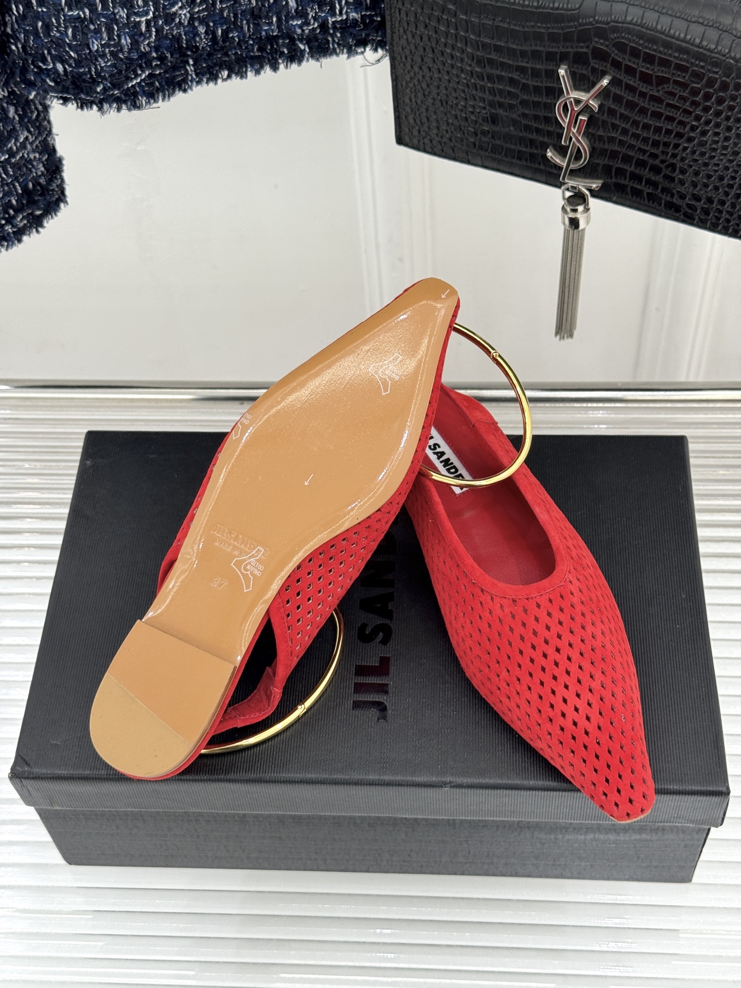 Jil Sander/吉尔桑达26WF新品镂空脚环平底芭蕾舞鞋以极简美学重构优雅日常。利落鞋型搭配精致镂