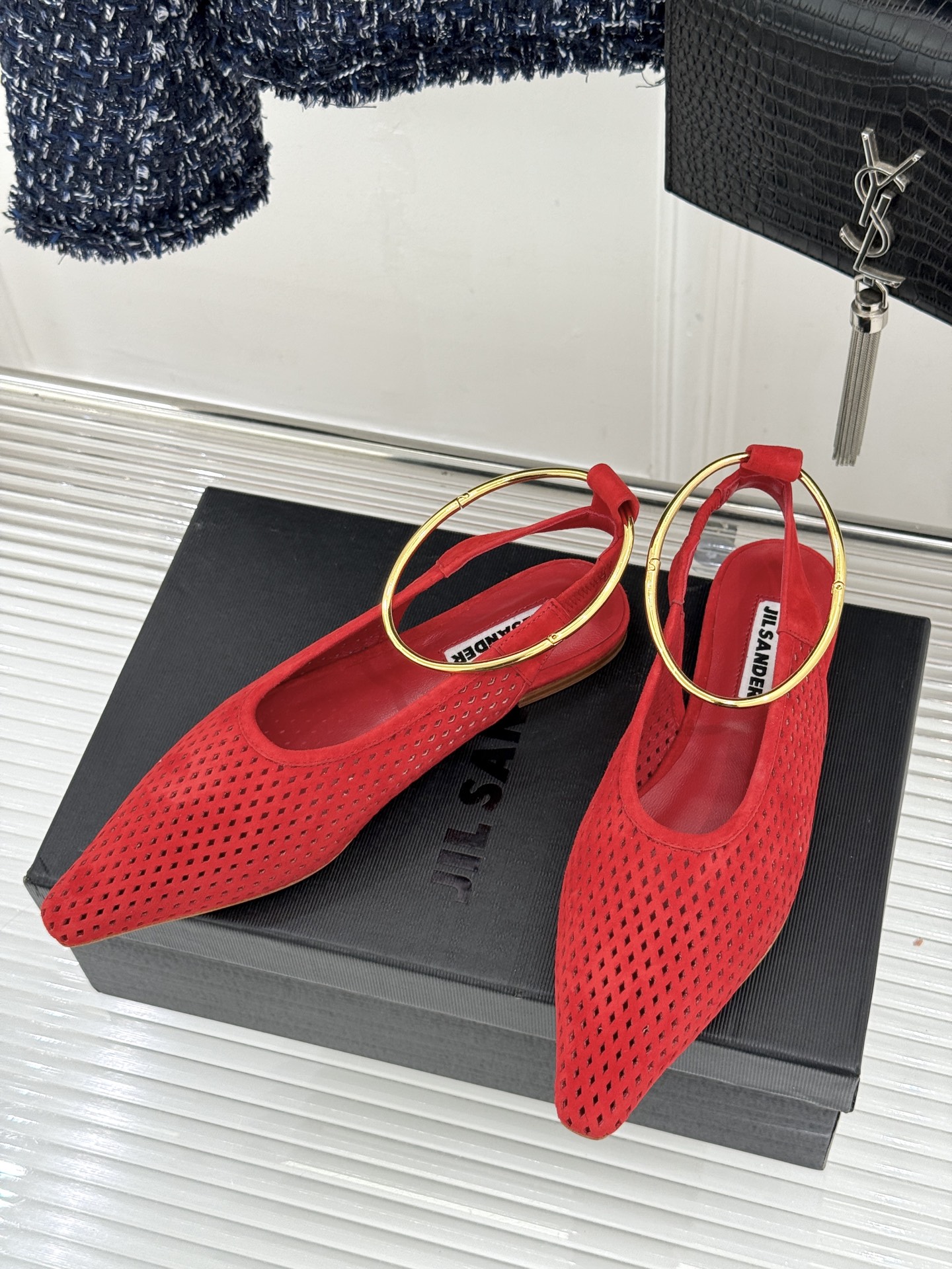 Jil Sander/吉尔桑达26WF新品镂空脚环平底芭蕾舞鞋以极简美学重构优雅日常。利落鞋型搭配精致镂