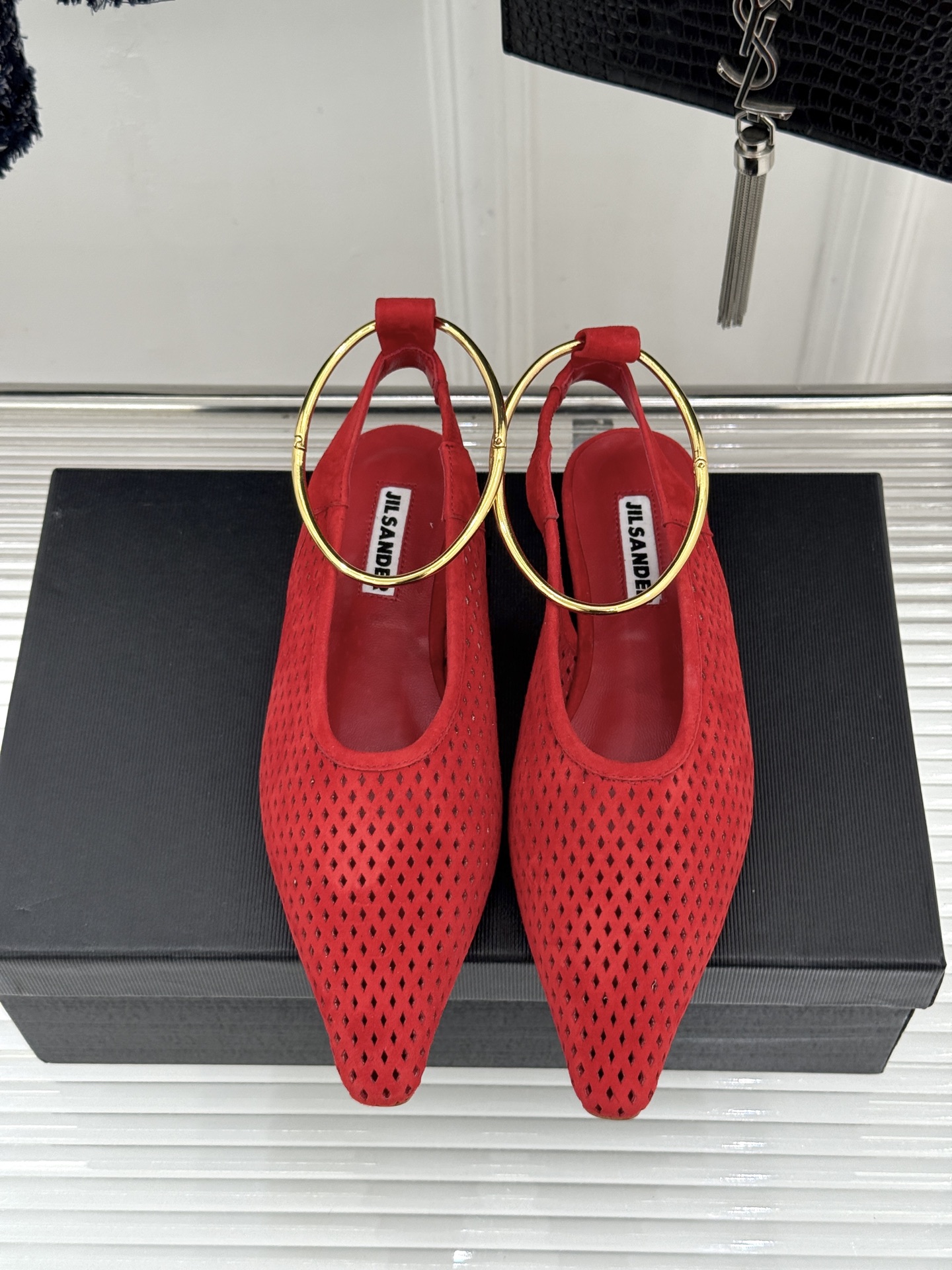 Jil Sander/吉尔桑达26WF新品镂空脚环平底芭蕾舞鞋以极简美学重构优雅日常。利落鞋型搭配精致镂