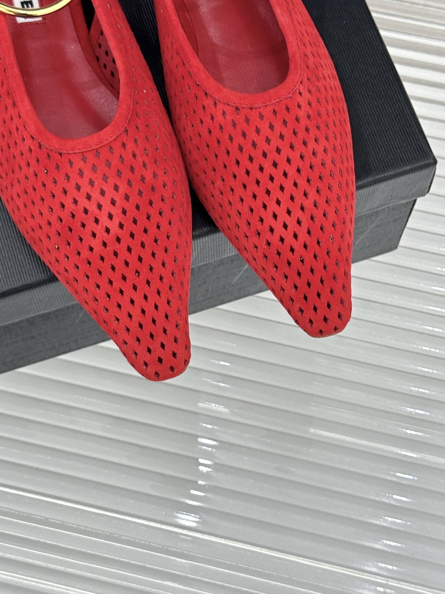 Jil Sander/吉尔桑达26WF新品镂空脚环平底芭蕾舞鞋以极简美学重构优雅日常。利落鞋型搭配精致镂