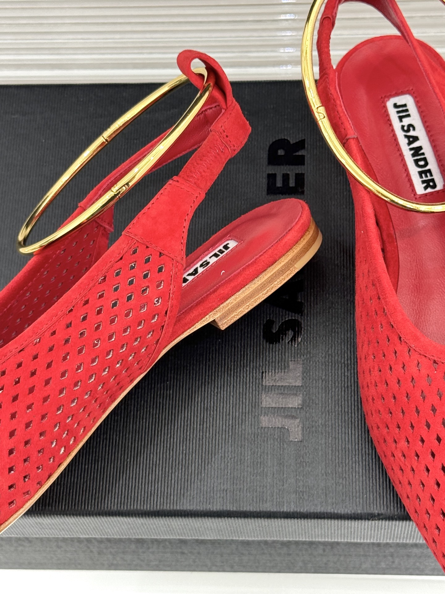 Jil Sander/吉尔桑达26WF新品镂空脚环平底芭蕾舞鞋以极简美学重构优雅日常。利落鞋型搭配精致镂