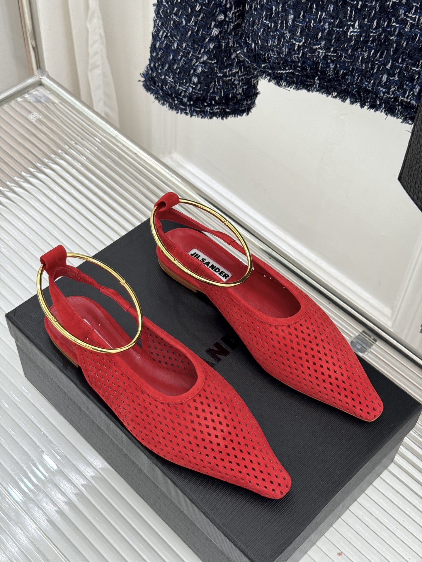 Jil Sander/吉尔桑达26WF新品镂空脚环平底芭蕾舞鞋以极简美学重构优雅日常。利落鞋型搭配精致镂