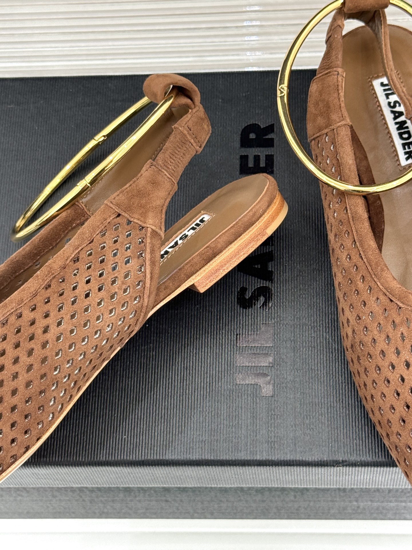 Jil Sander/吉尔桑达26WF新品镂空脚环平底芭蕾舞鞋以极简美学重构优雅日常。利落鞋型搭配精致镂