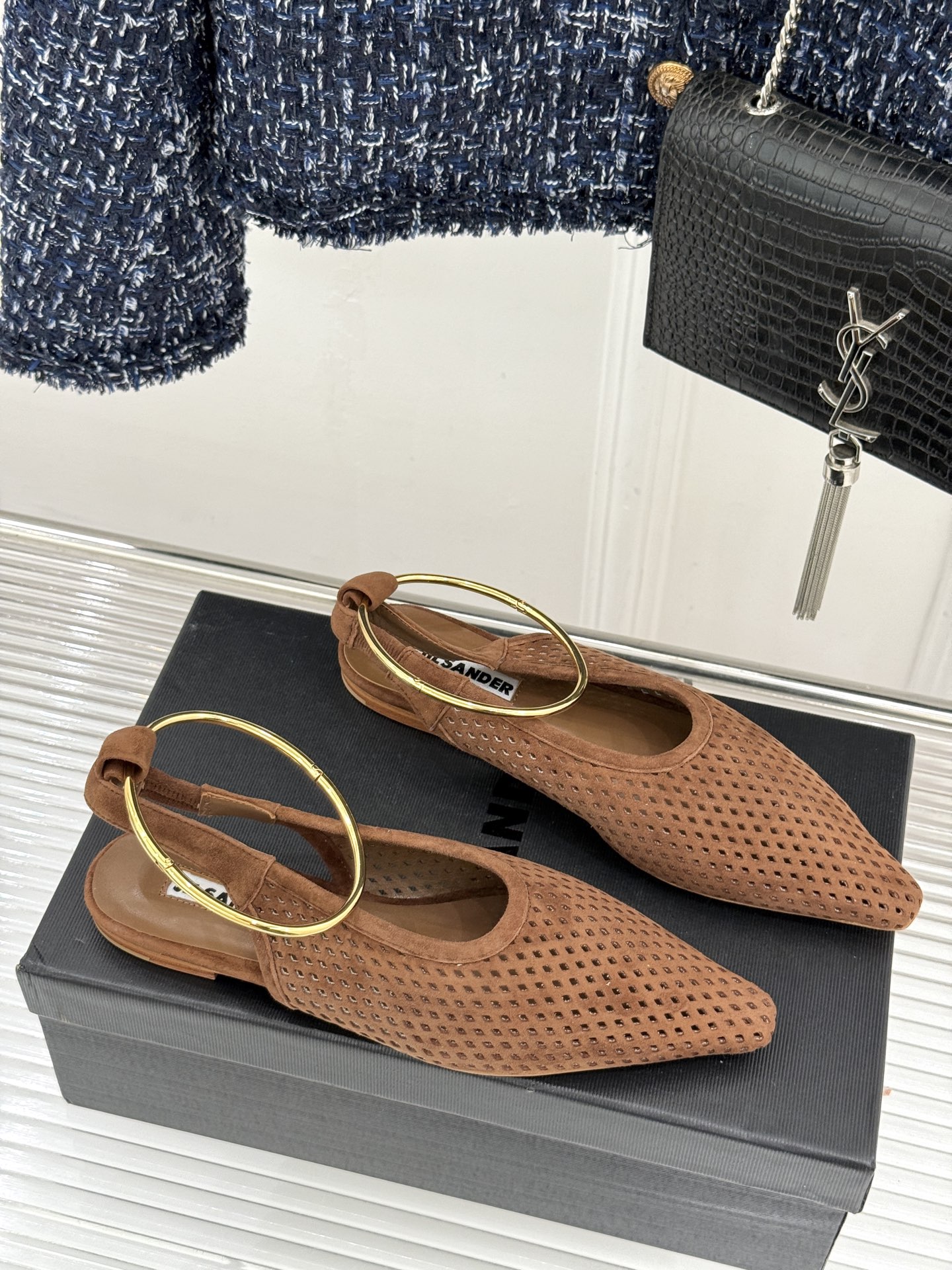 Jil Sander/吉尔桑达26WF新品镂空脚环平底芭蕾舞鞋以极简美学重构优雅日常。利落鞋型搭配精致镂