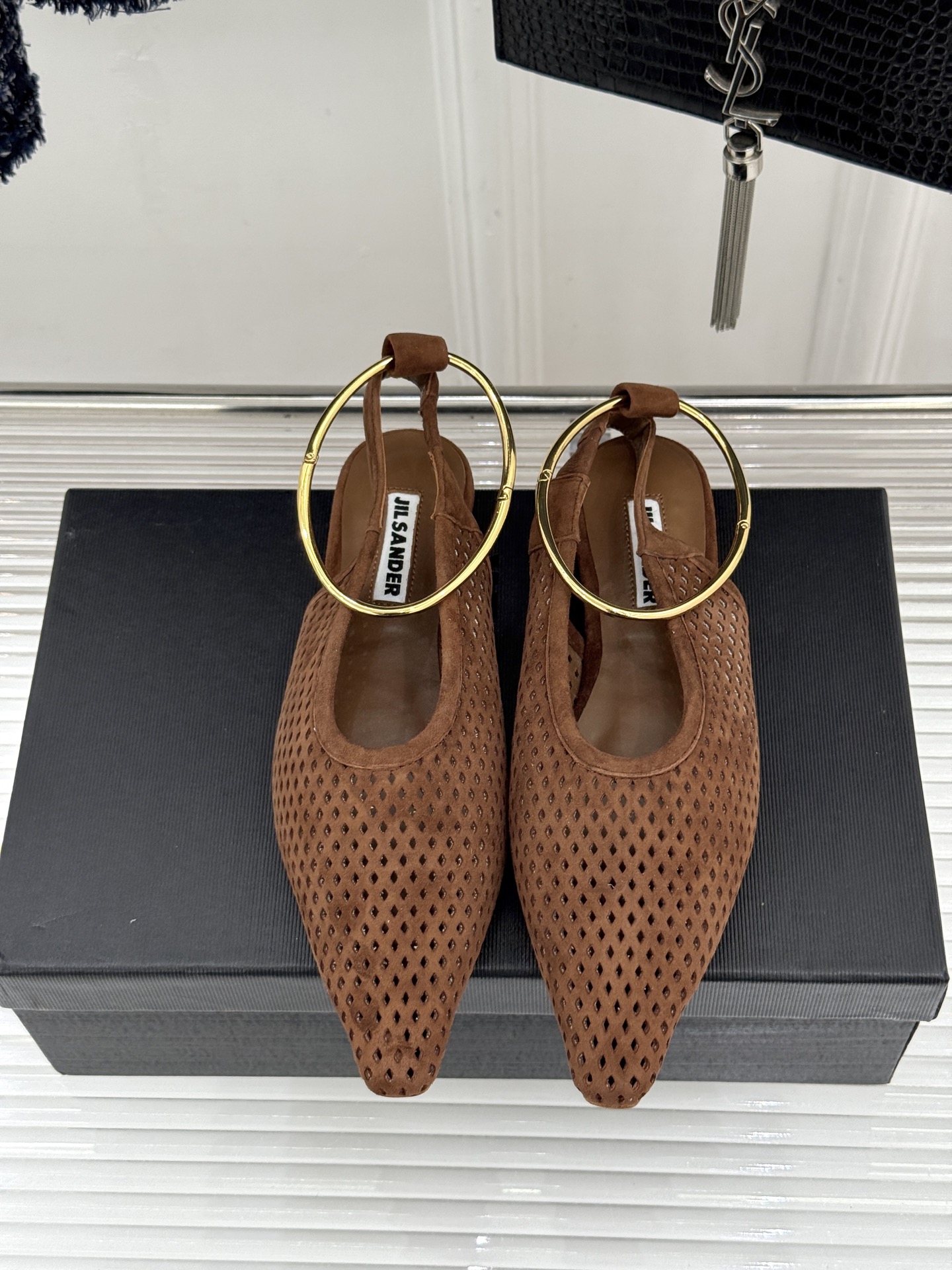 Jil Sander/吉尔桑达26WF新品镂空脚环平底芭蕾舞鞋以极简美学重构优雅日常。利落鞋型搭配精致镂