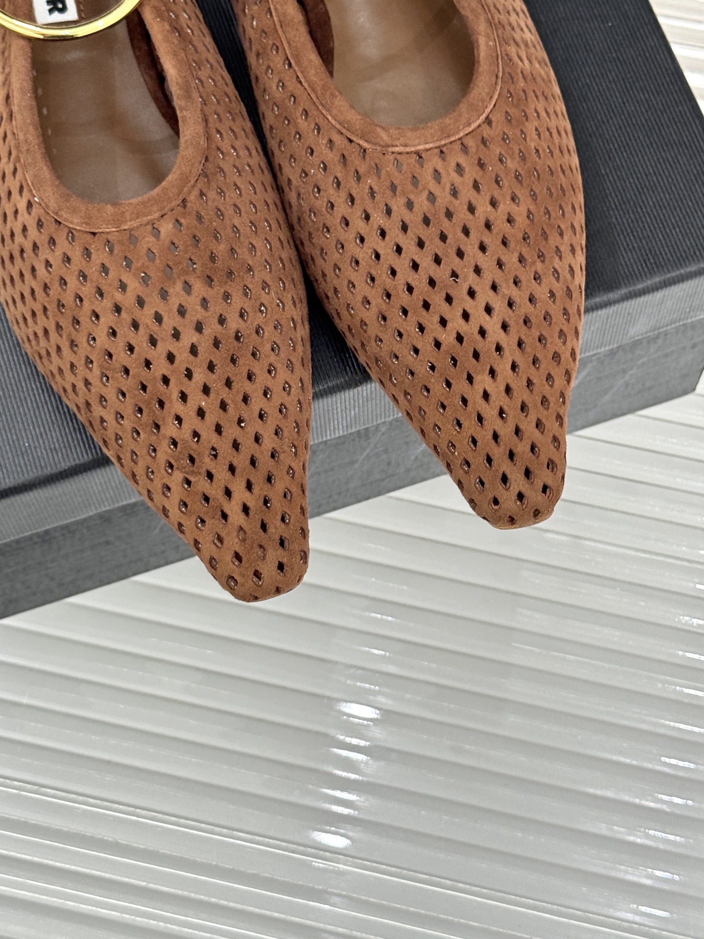 Jil Sander/吉尔桑达26WF新品镂空脚环平底芭蕾舞鞋以极简美学重构优雅日常。利落鞋型搭配精致镂