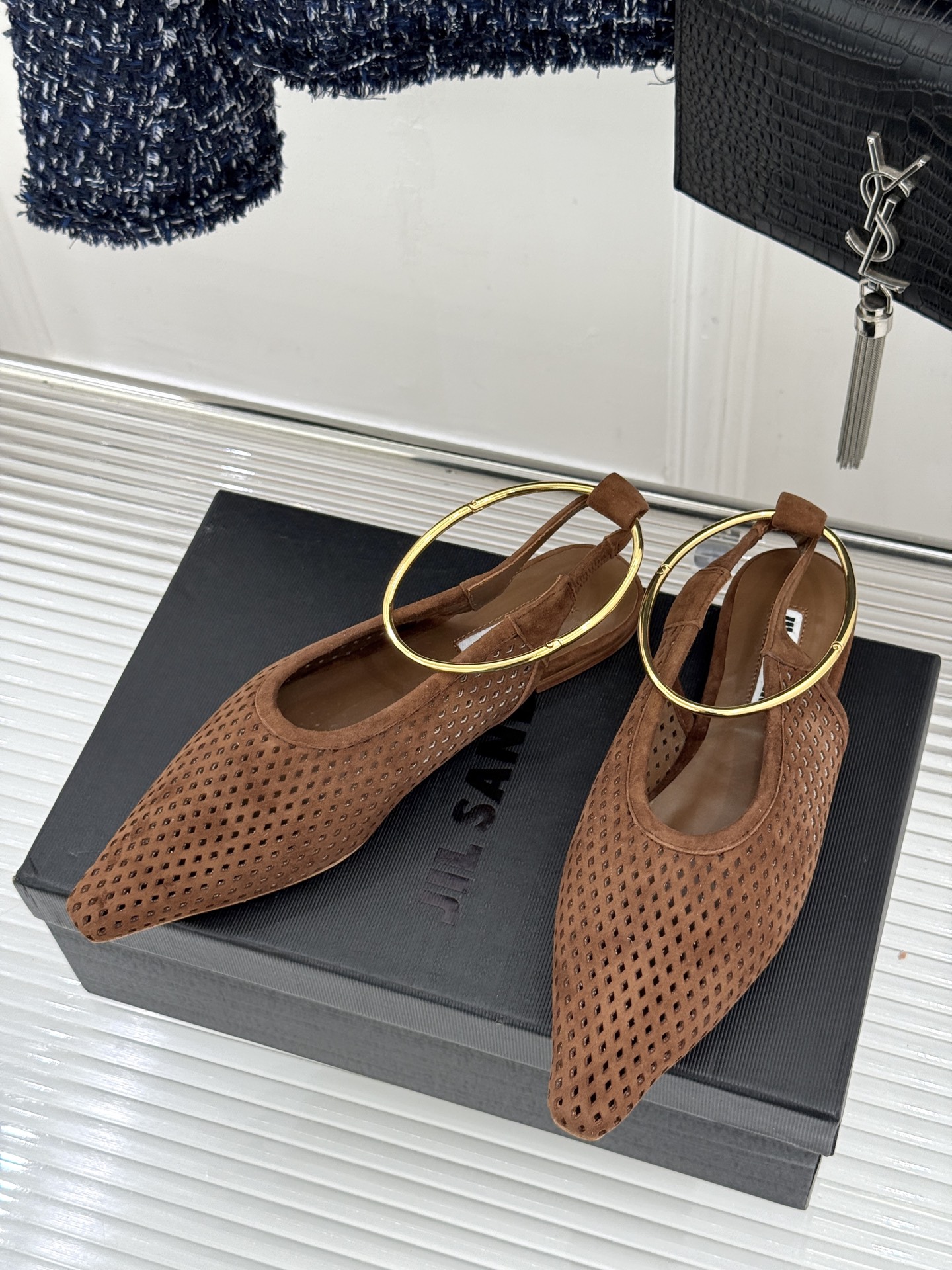 Jil Sander/吉尔桑达26WF新品镂空脚环平底芭蕾舞鞋以极简美学重构优雅日常。利落鞋型搭配精致镂