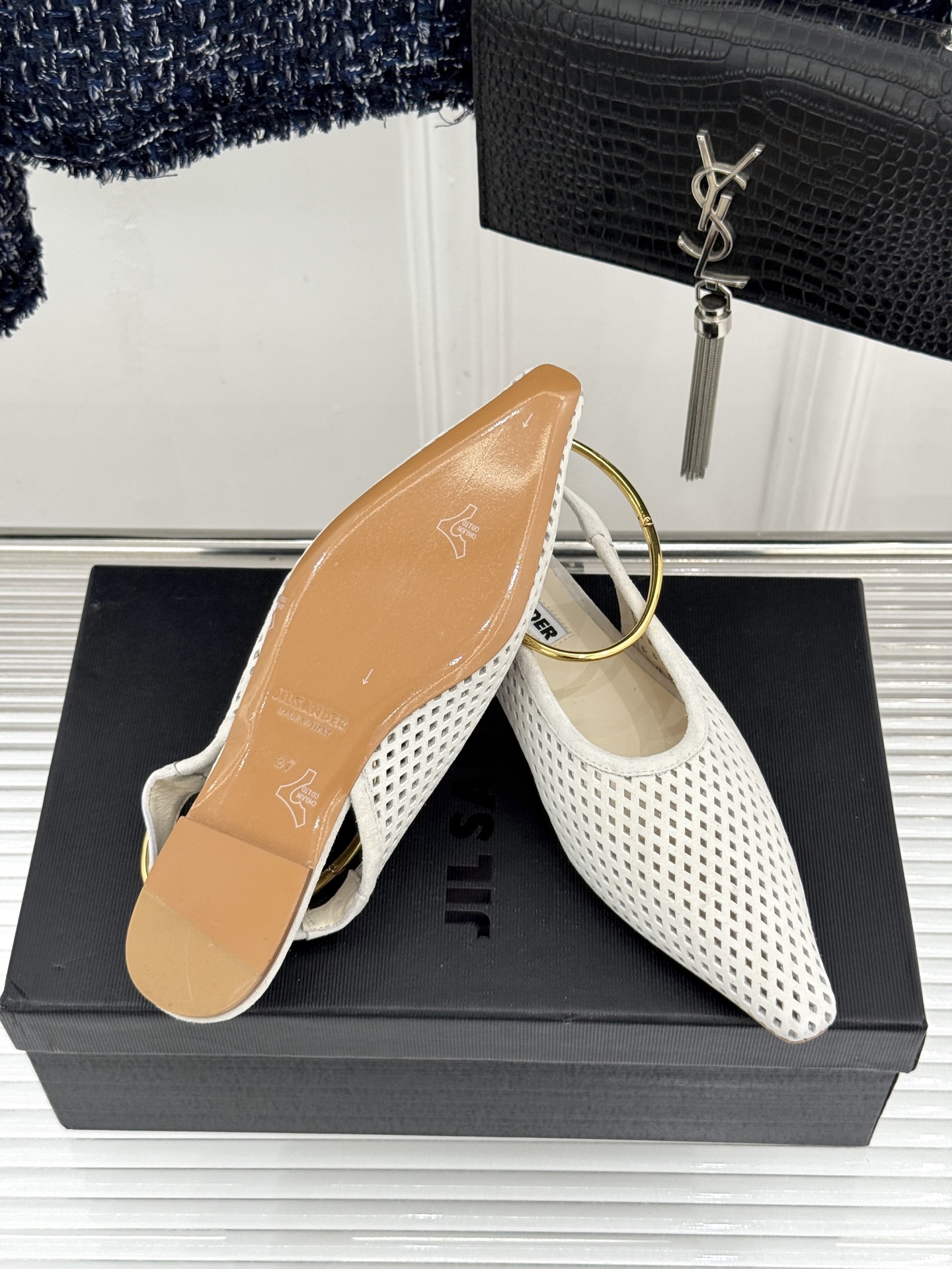 Jil Sander/吉尔桑达26WF新品镂空脚环平底芭蕾舞鞋以极简美学重构优雅日常。利落鞋型搭配精致镂