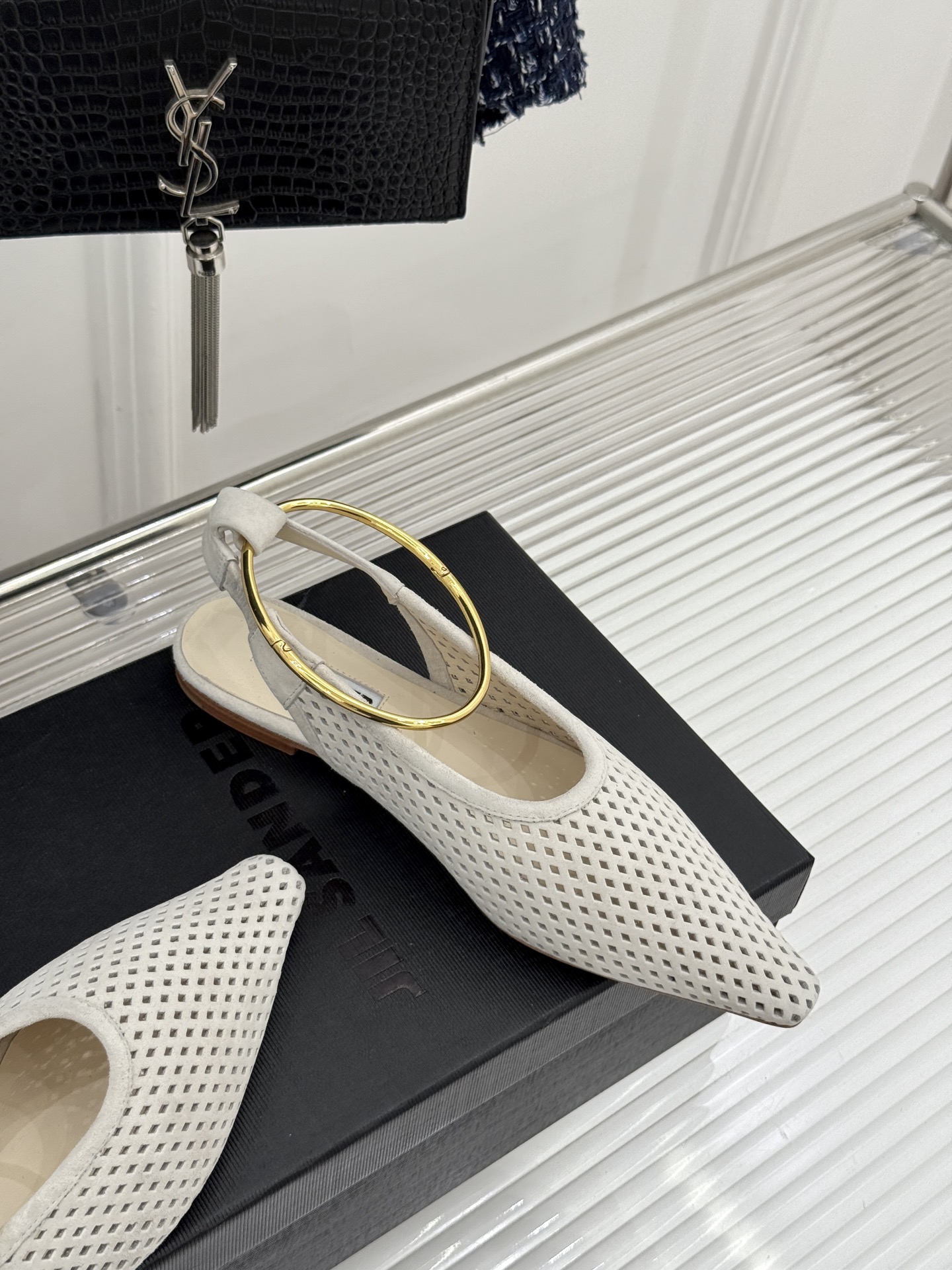 Jil Sander/吉尔桑达26WF新品镂空脚环平底芭蕾舞鞋以极简美学重构优雅日常。利落鞋型搭配精致镂