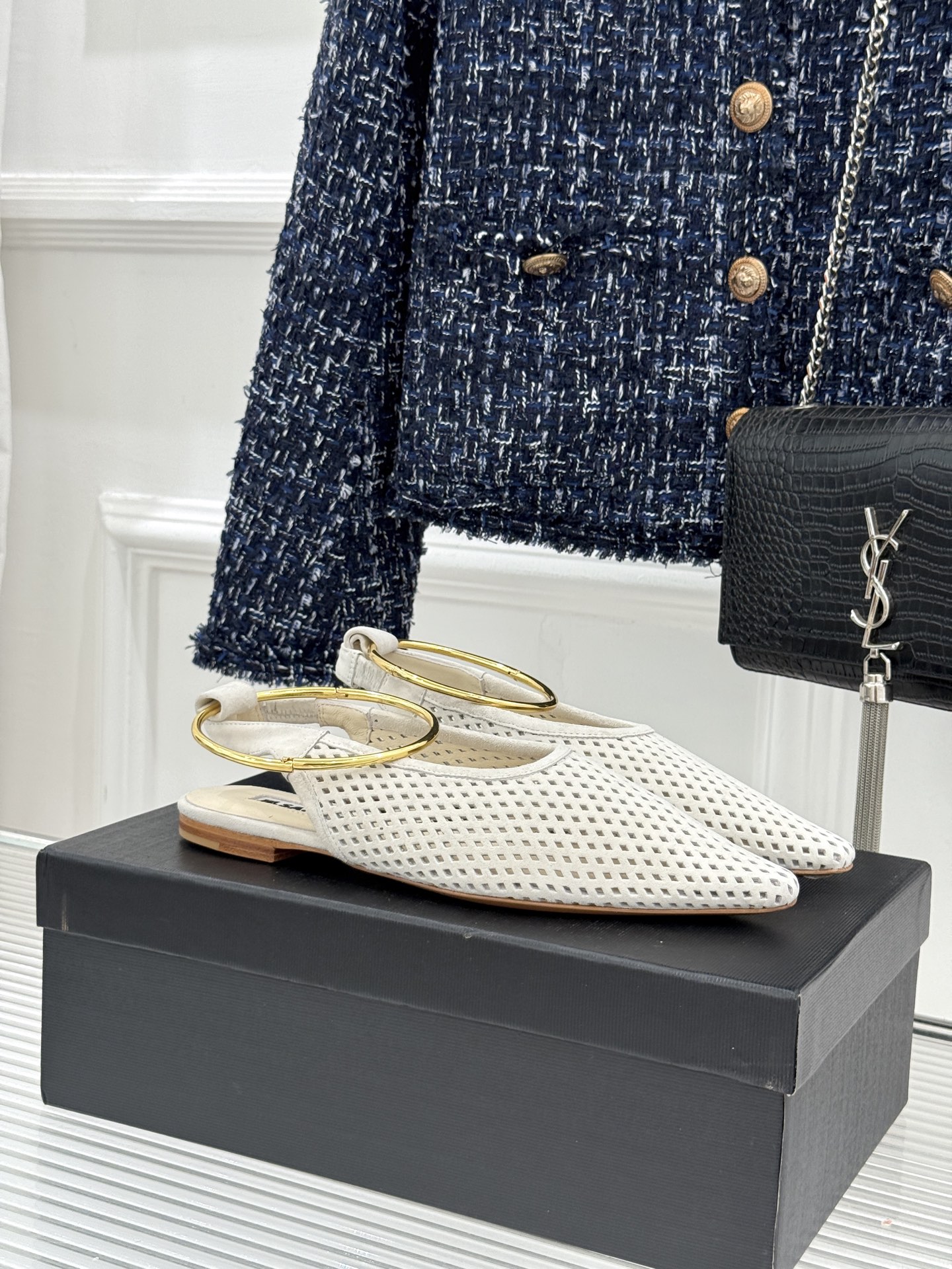 Jil Sander/吉尔桑达26WF新品镂空脚环平底芭蕾舞鞋以极简美学重构优雅日常。利落鞋型搭配精致镂