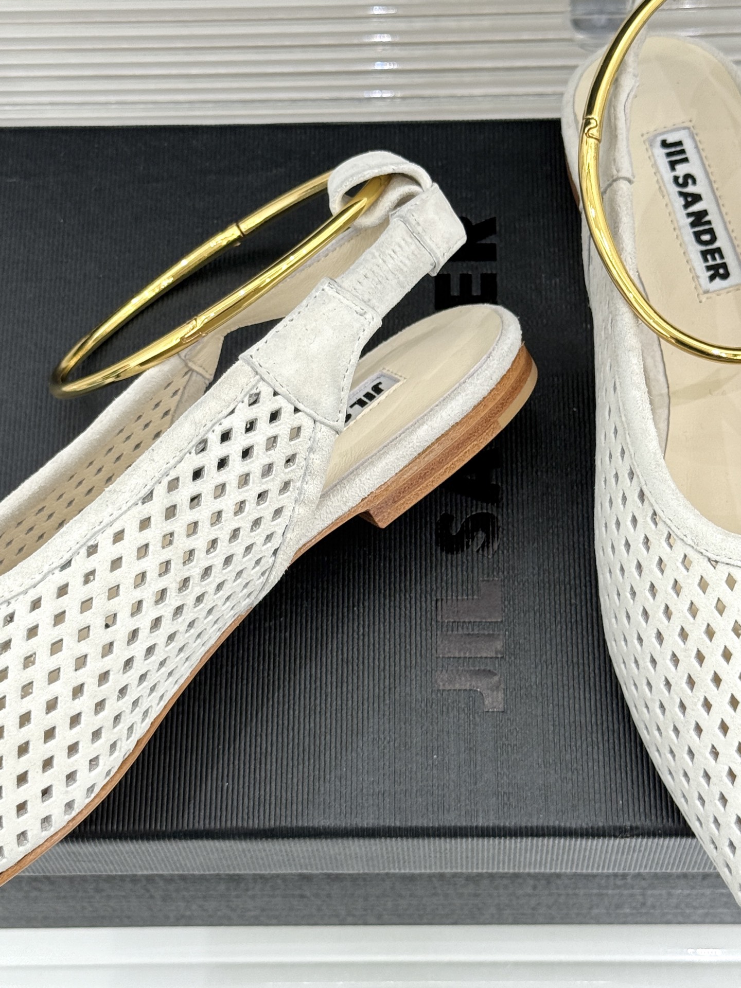 Jil Sander/吉尔桑达26WF新品镂空脚环平底芭蕾舞鞋以极简美学重构优雅日常。利落鞋型搭配精致镂